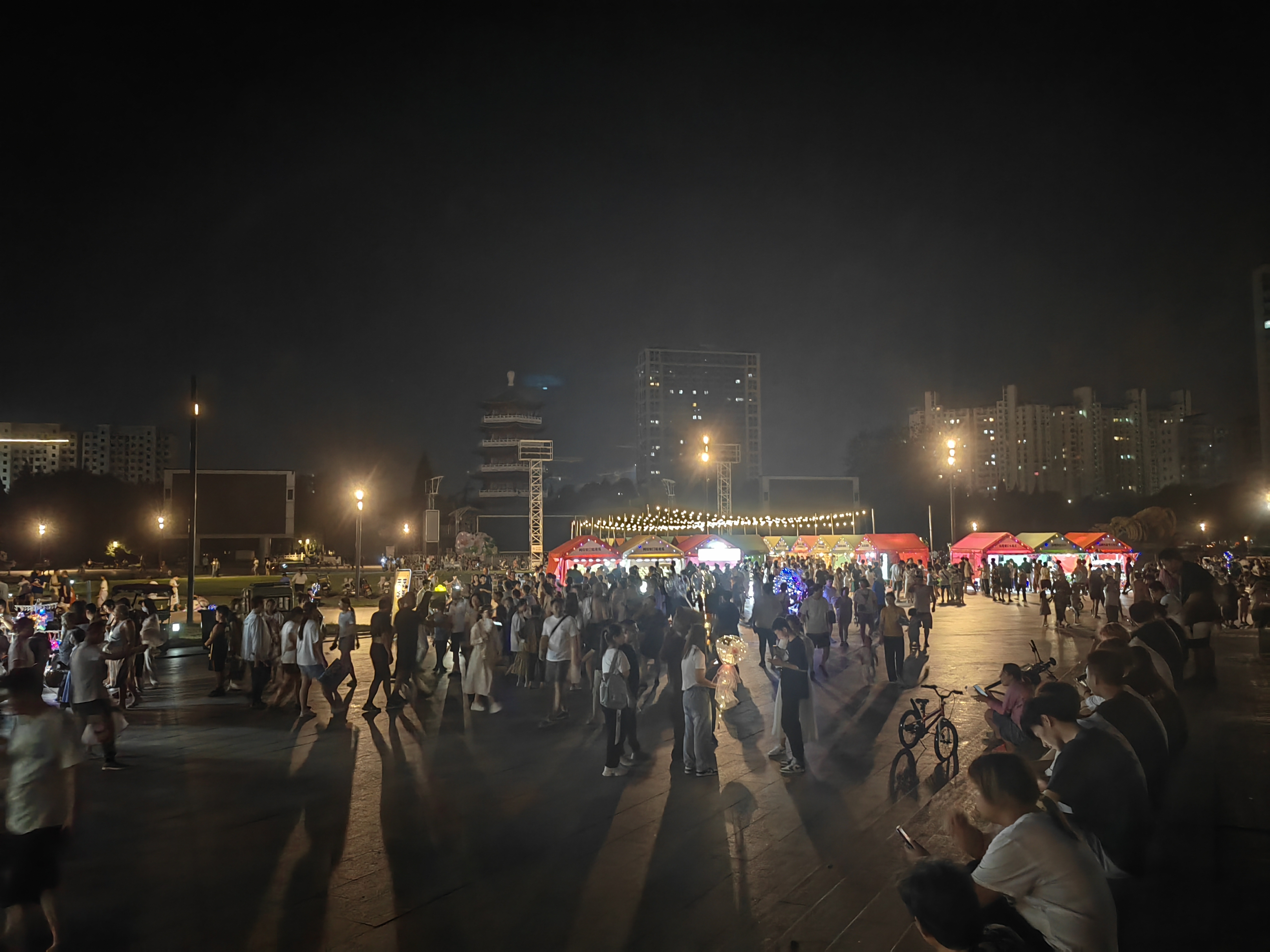 热闹非凡的平谷世纪广场