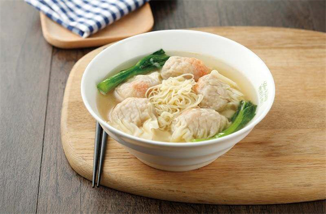 云吞面传统做法详细讲解,看上去普通的清汤,其实大有讲究