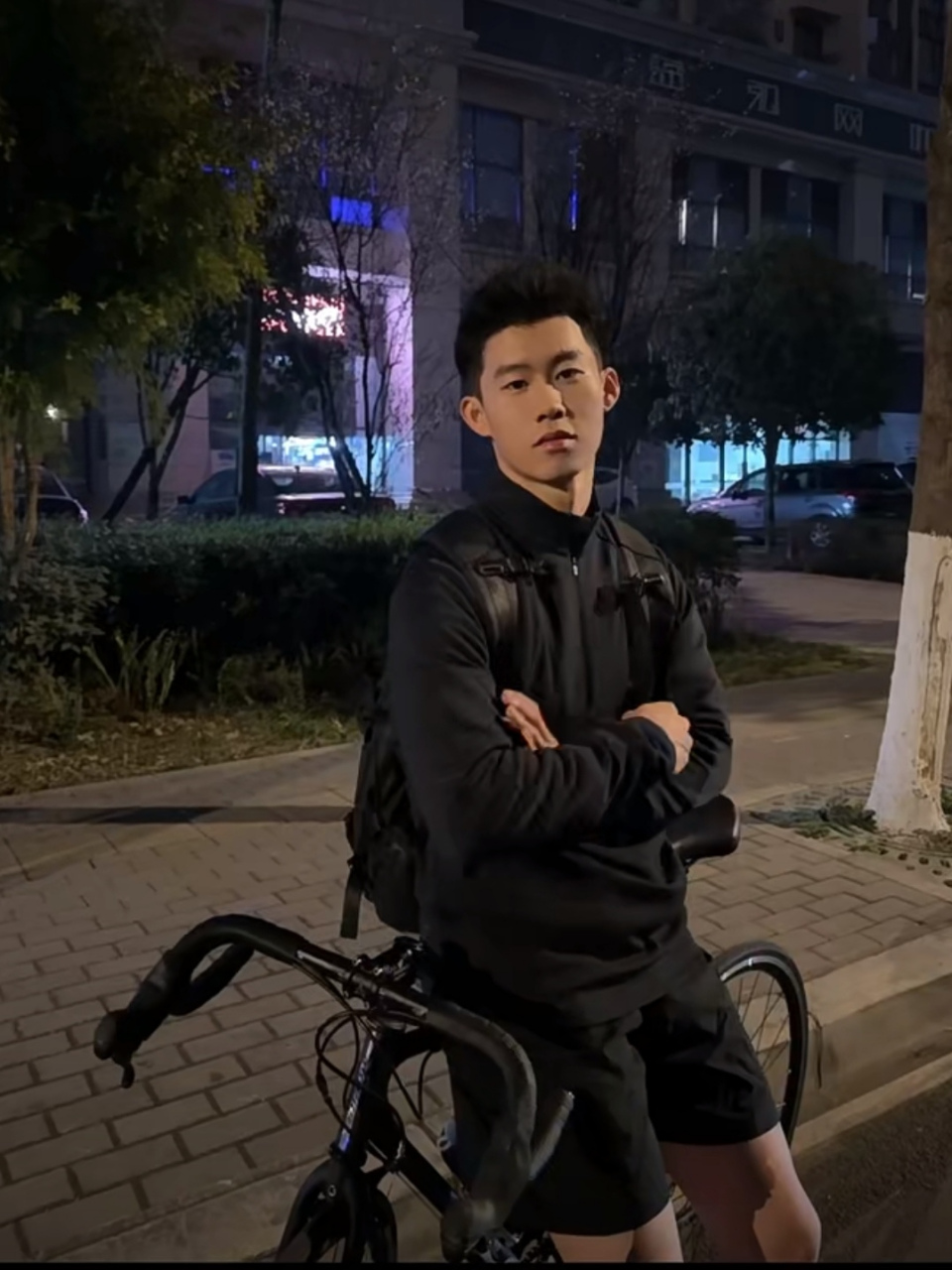 晚上偶遇白袜骑行小哥,帅气迷人的模样真是让人心动呢!