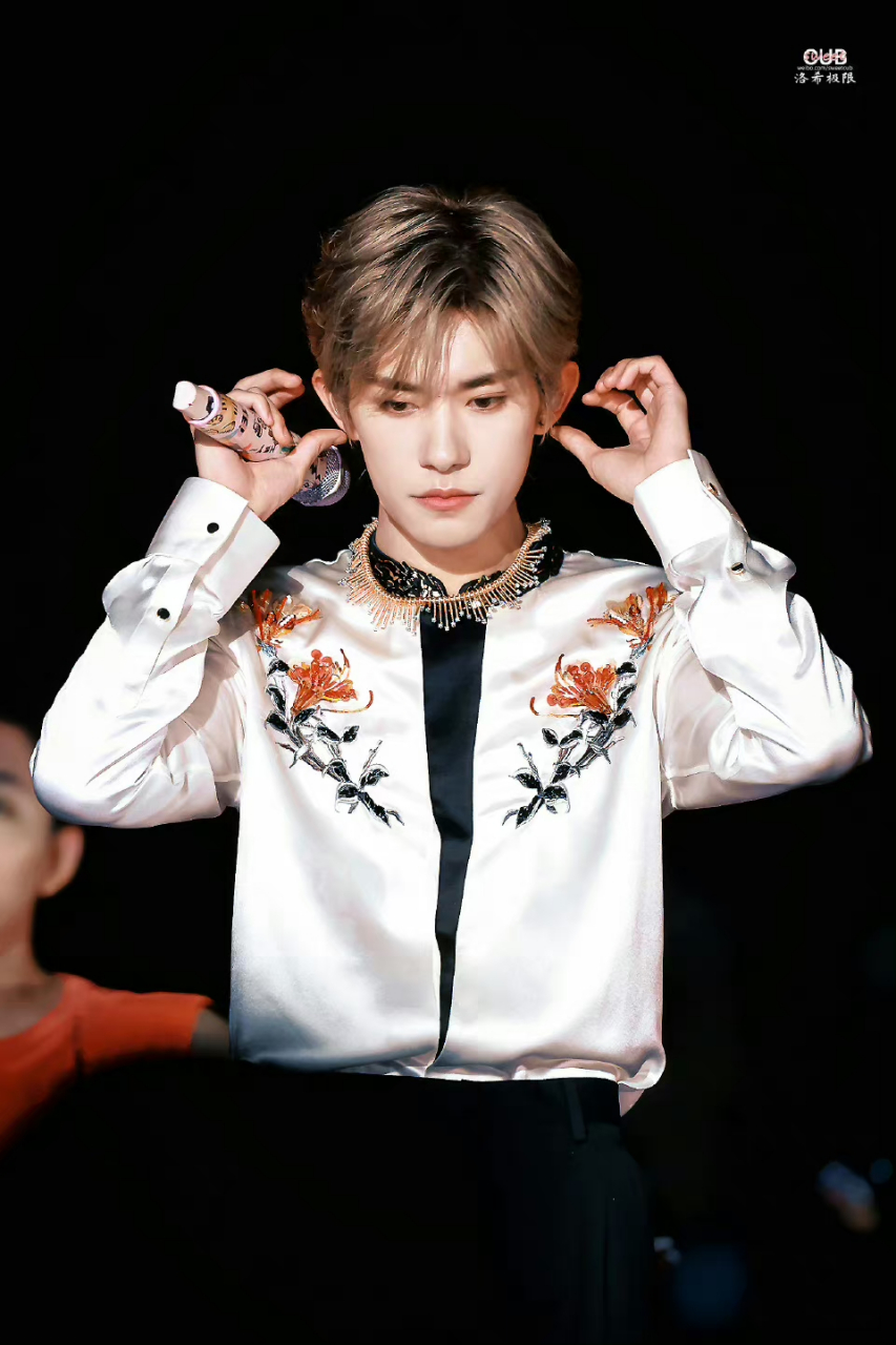 tfboy十周年演出# 今晚的易烊千玺,你们喜欢哪一套!#易烊千玺