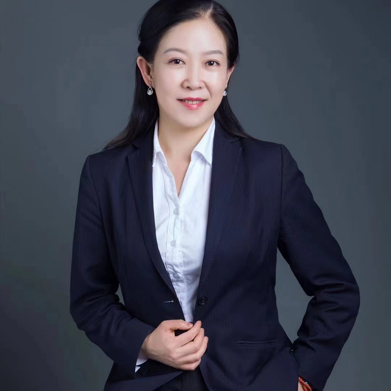 放弃铁饭碗,成为经纪人传递幸福 王晓岩,曾经是机关中层干部,中共党员