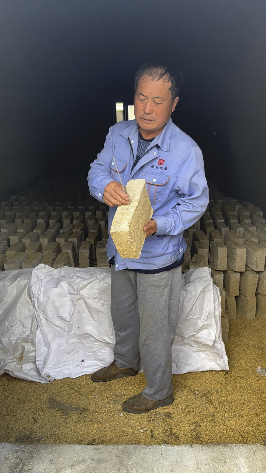 山东梁山酒曲厂家,制曲老师傅检查,酿造清香和浓香型白酒用的发酵大曲