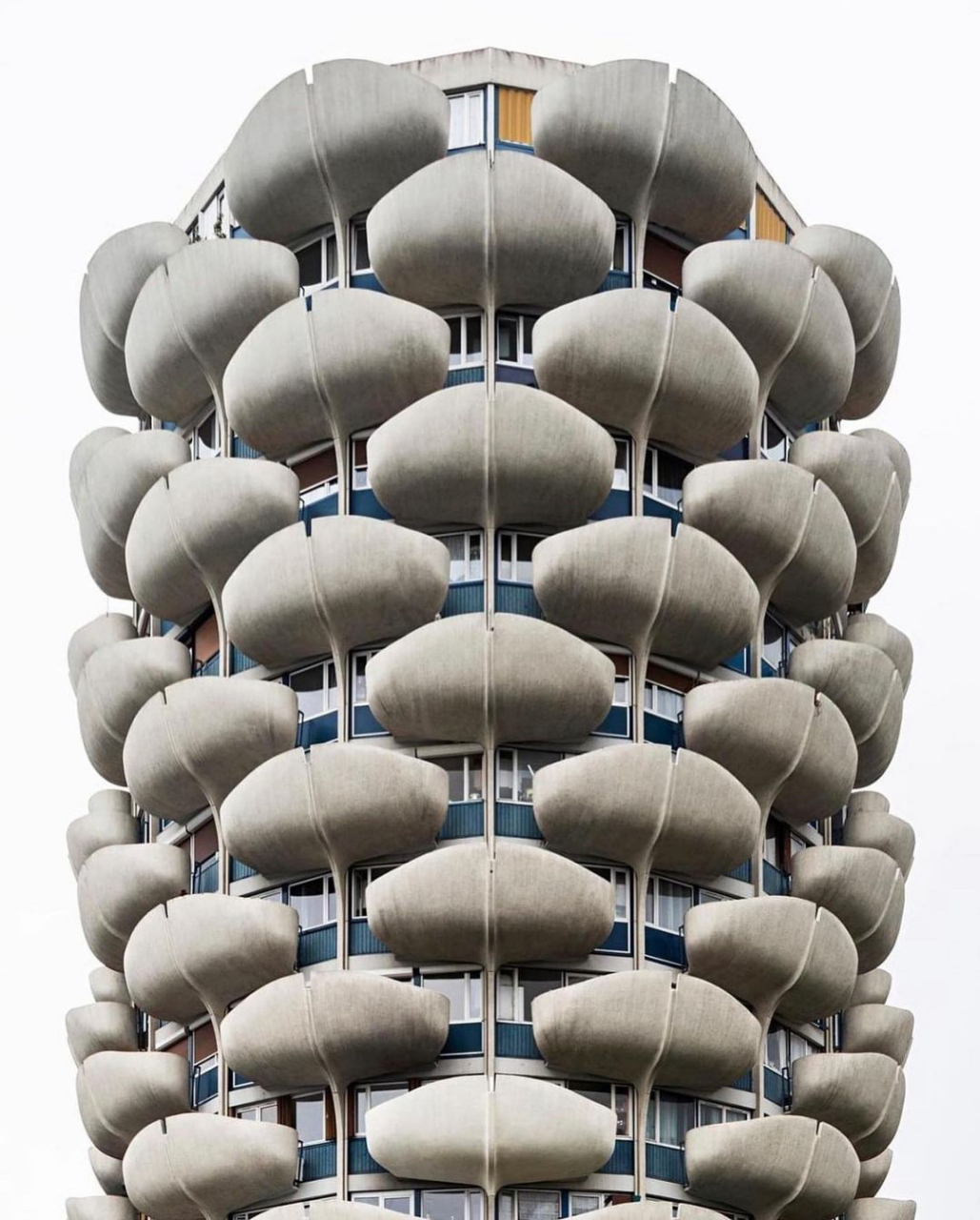 来自粗野主义建筑的美学暴击 粗野主义(brutalism)这个词源自于法语的