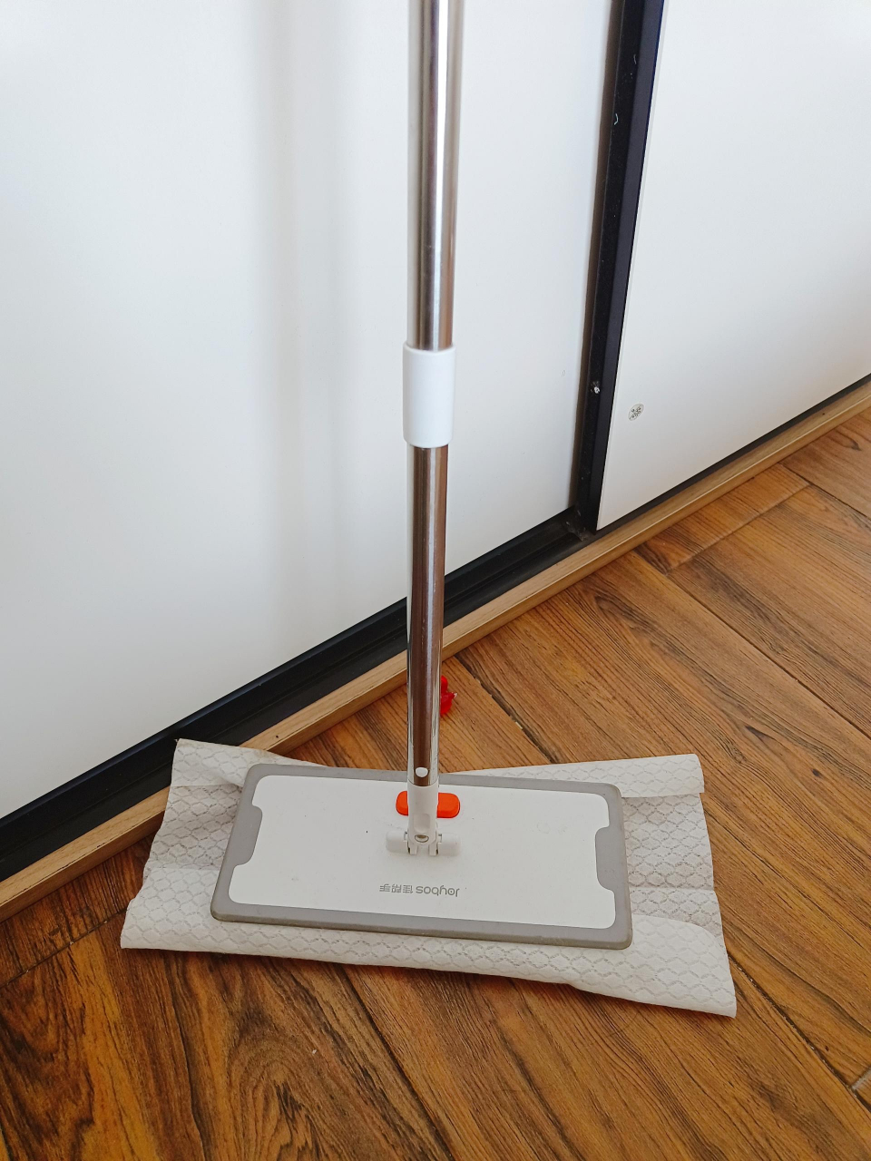 第一次使用这种静电除尘拖把,把一个字:轻  两个字:很长  三个字:挺