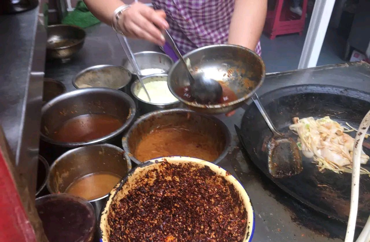 西安正宗的"炒凉皮",一天能卖500多份,每天刚出摊就排队!