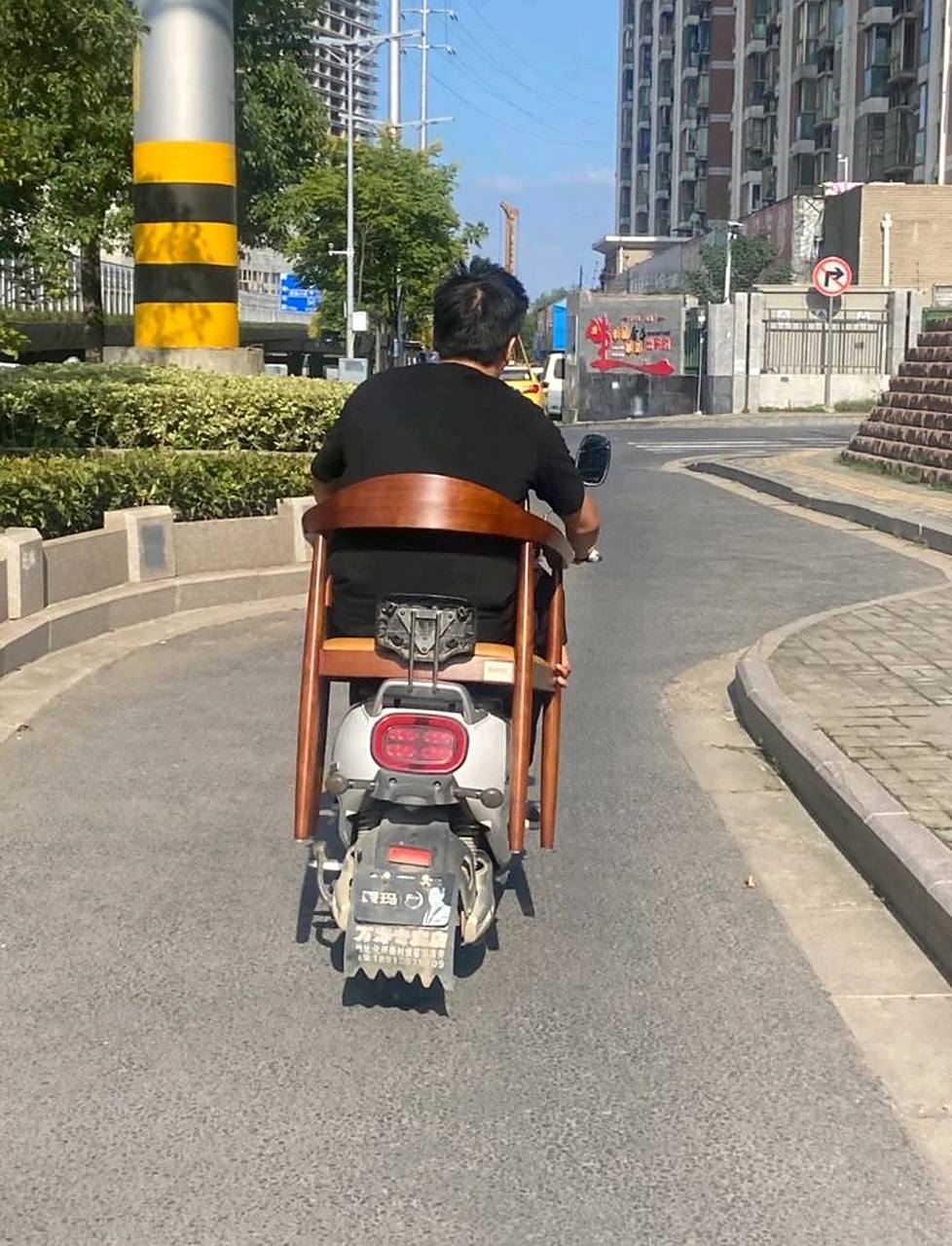 骑三轮自行车旅游的大叔(骑三轮自行车走亲戚猜一明星)