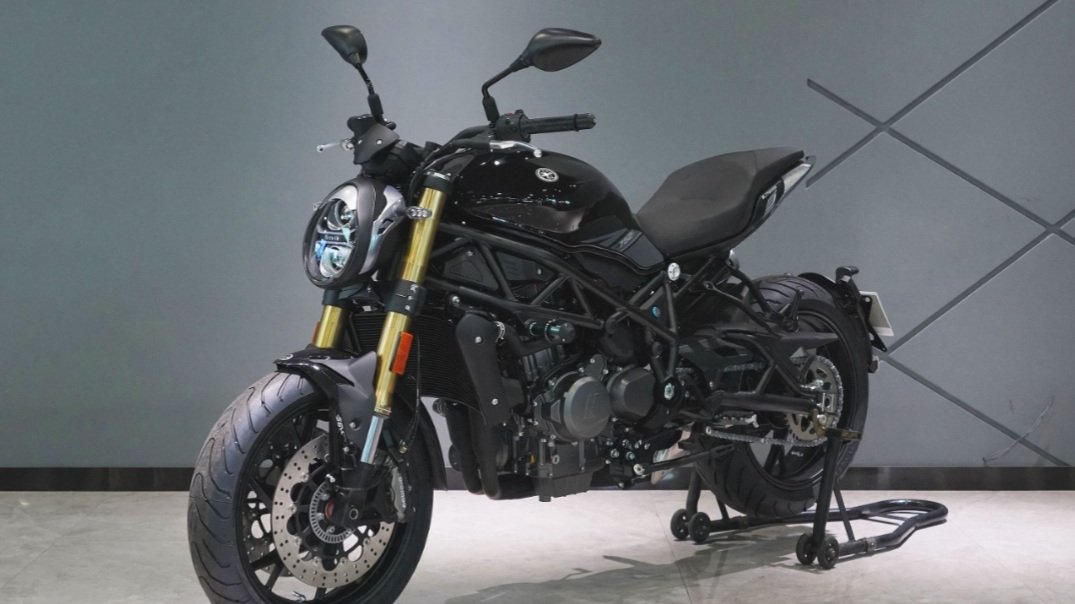 贝纳利752s,号称国产"大魔鬼",机身线条饱满