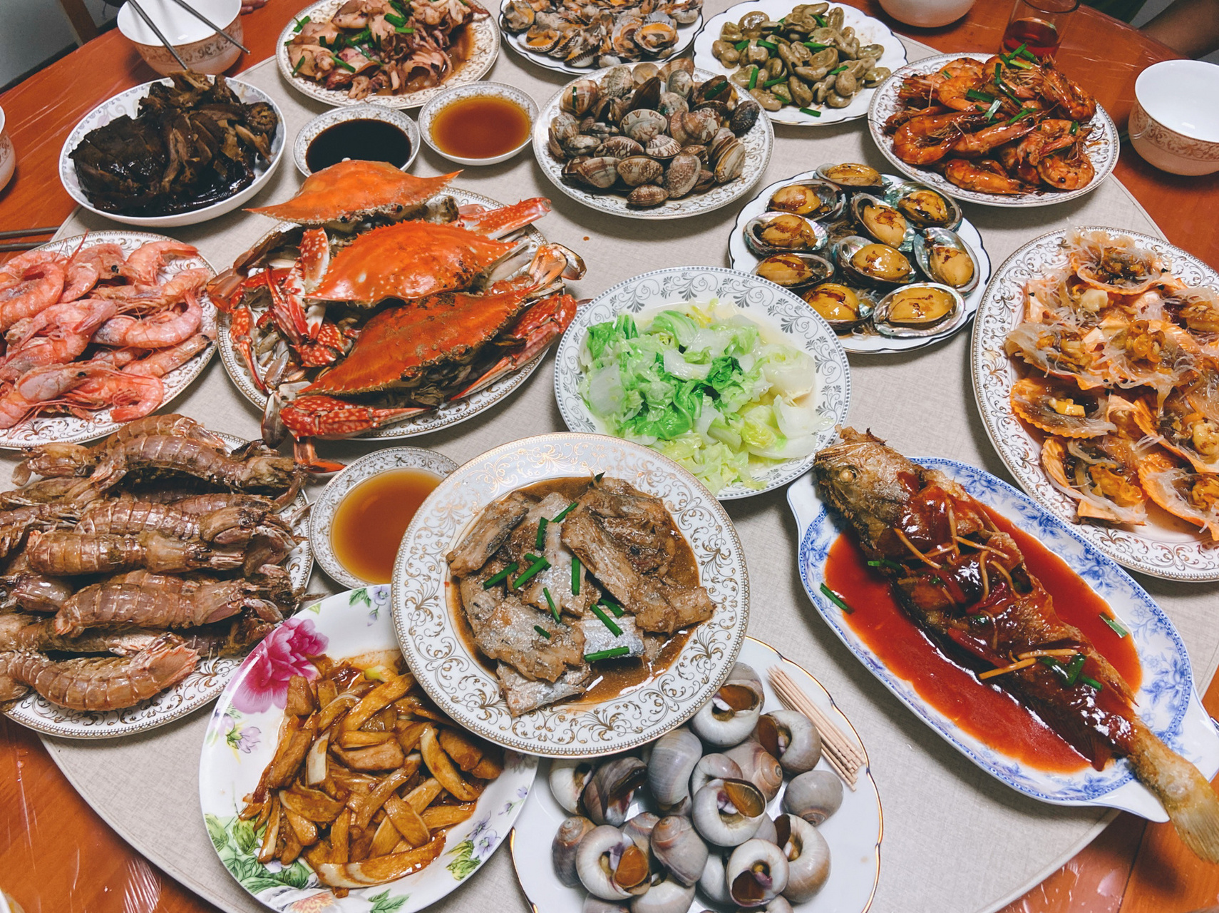 今晚请同事吃饭,五个同事,点了八菜一汤,总共消费￥515块,餐厅老板是