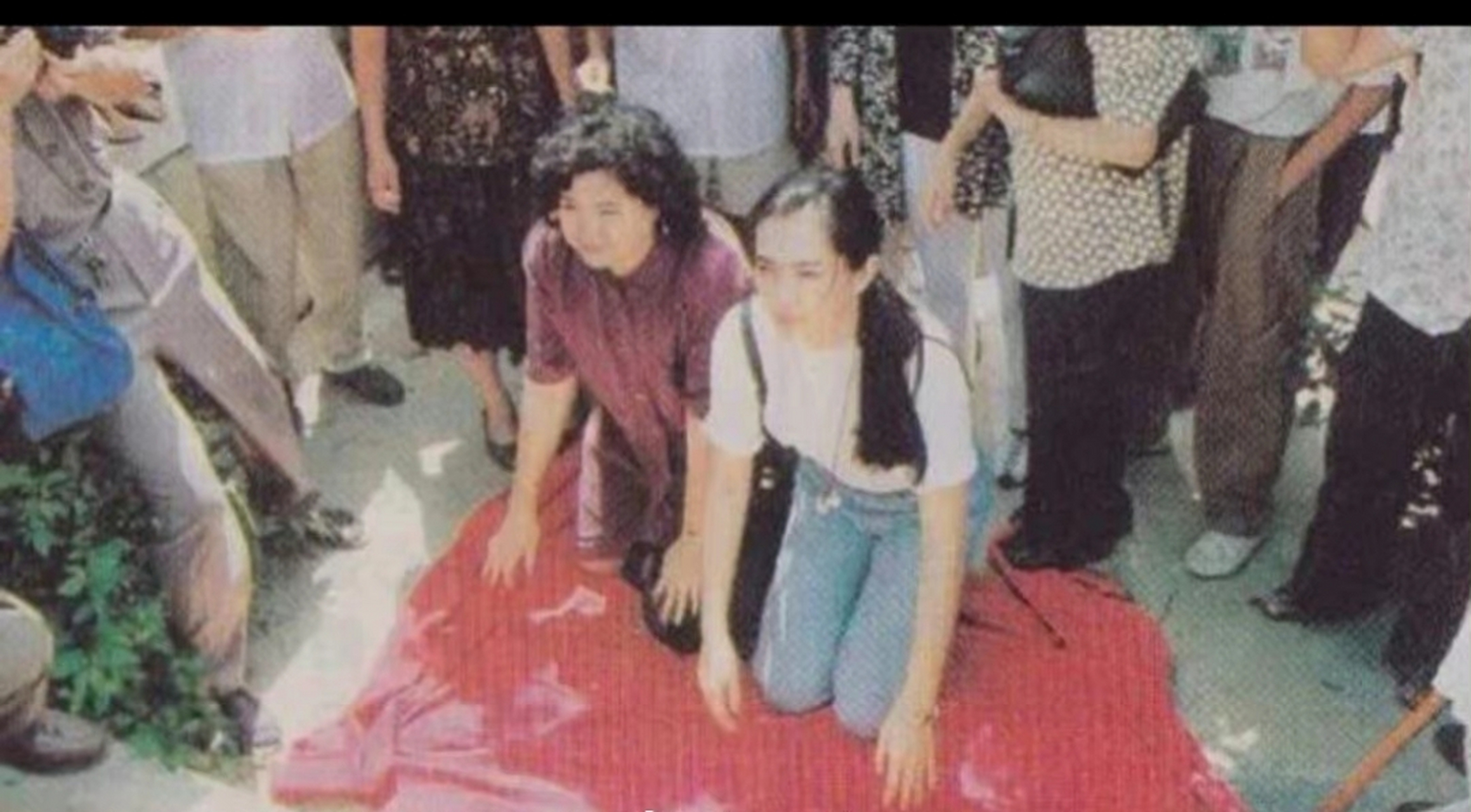 1992年,王祖贤回安徽舒城,祭拜先祖的镜头,她虽然出生在台湾,但是根却