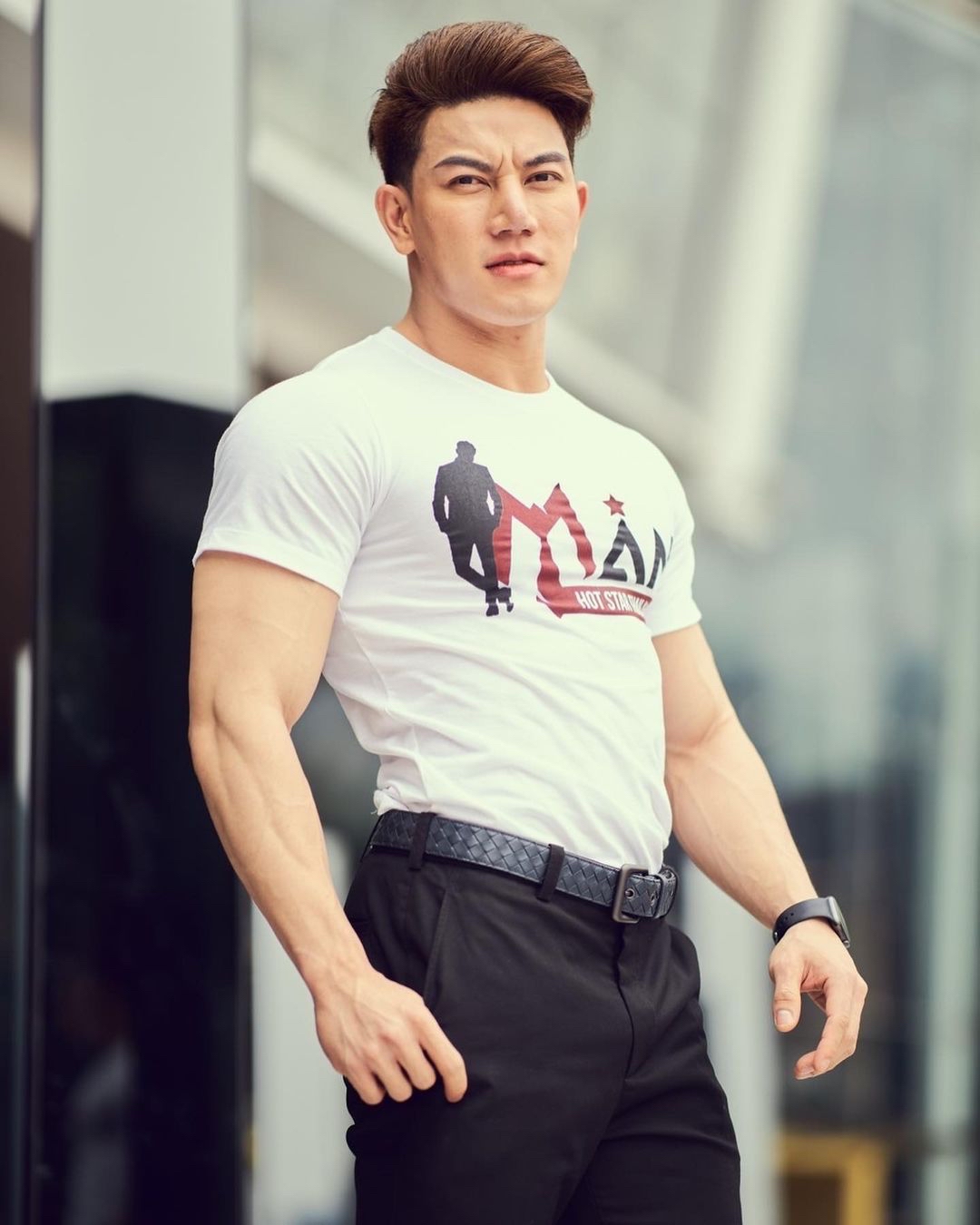 大块头的肌肉男,身材真的是好壮哟,满满的雄性荷尔蒙的气息!