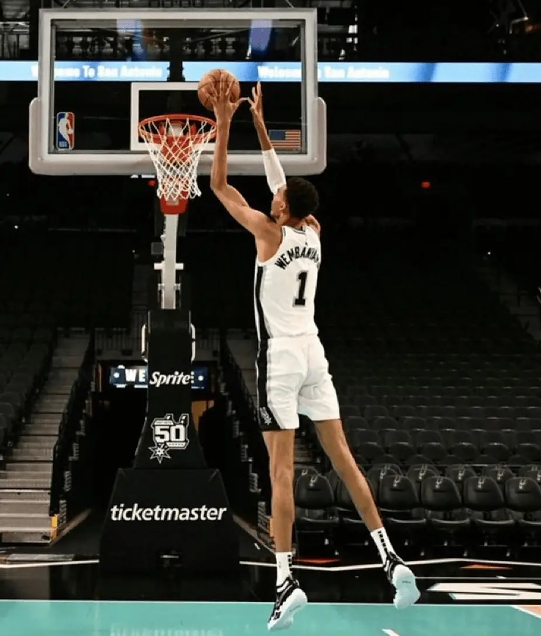 轻轻一跳就是扣篮 文班亚马身高224cm,臂展244cm.