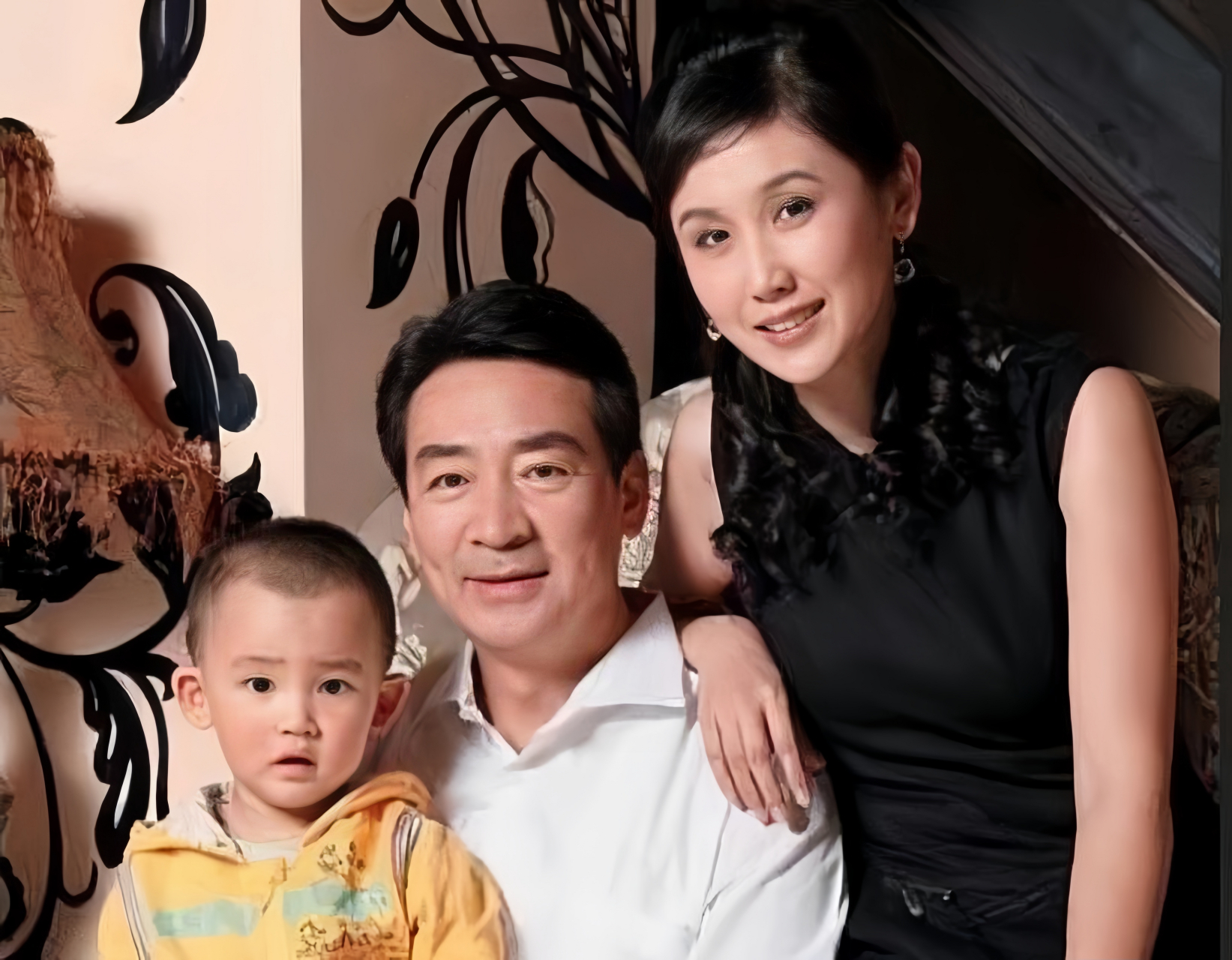 2003年,49岁的寇振海向演员李婷表白,李婷拒绝的说:寇老师,就算我接受