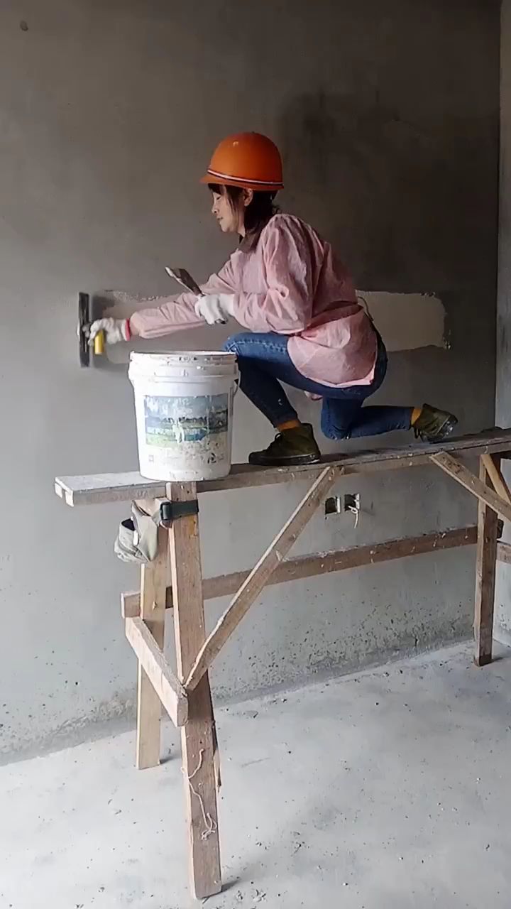 实拍工地女师傅刮腻子吃苦能干靠这手艺比进工厂挣的多