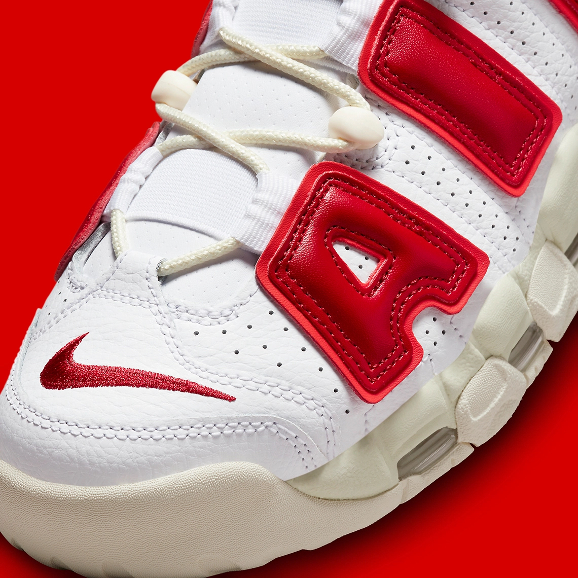 nike air more uptempo以亮红色字样脱颖而出