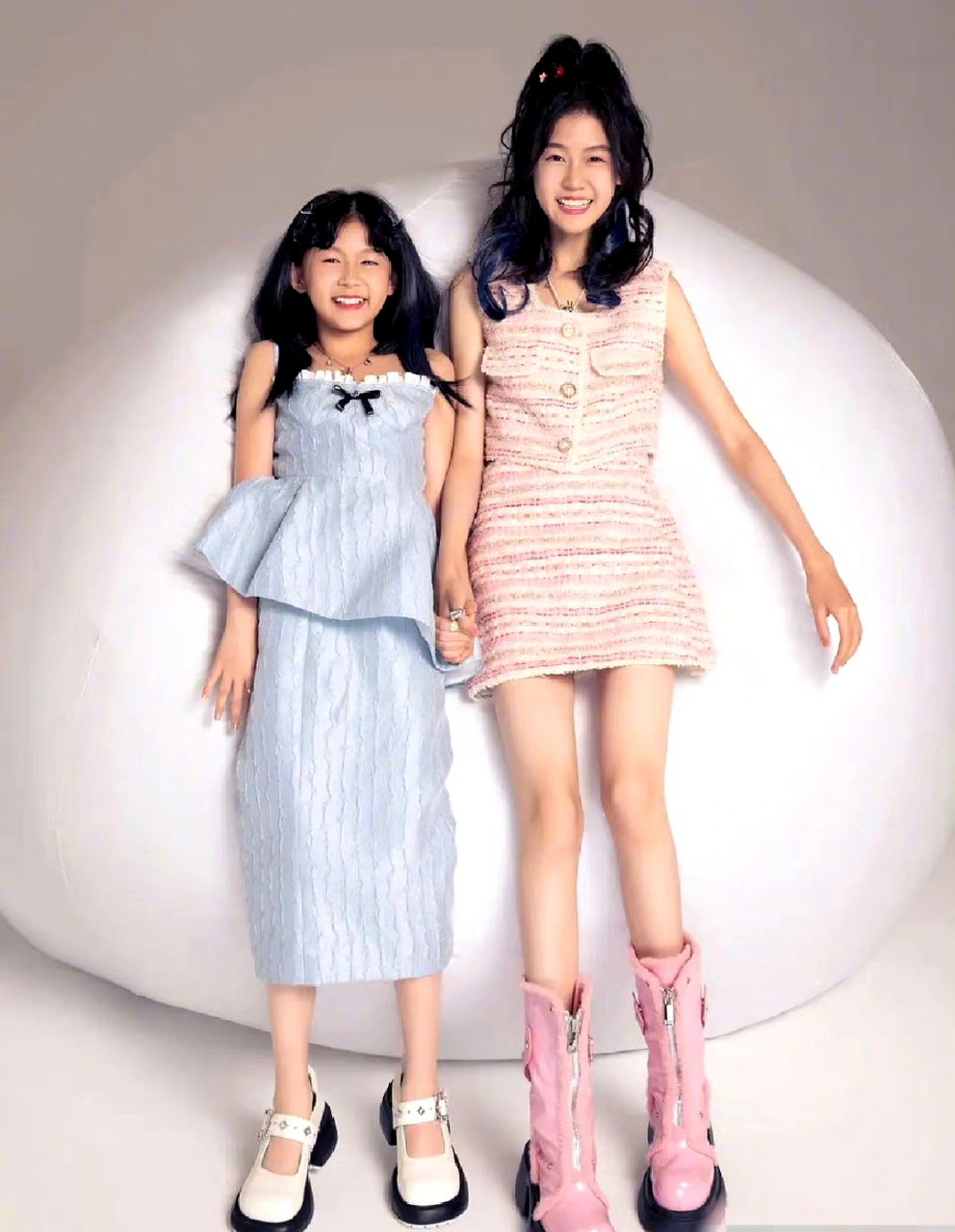 陆毅,鲍蕾两个女儿的写真,遗传了父母的身材,都是大长腿