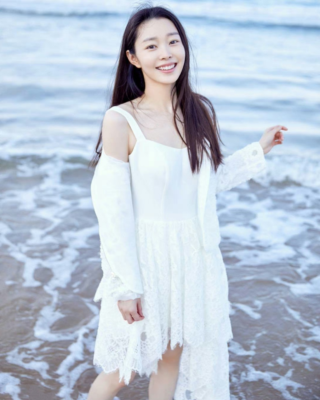 宋轶# 一袭白色吊带裙,宛如在海边踏浪的小仙女,雪肤玉貌,曼妙身姿