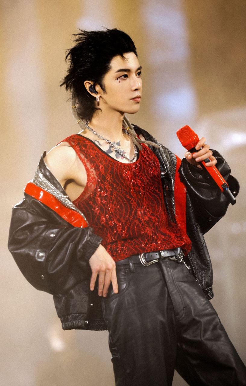 "很多网友觉得华晨宇唱歌不好听,鬼哭狼嚎的.