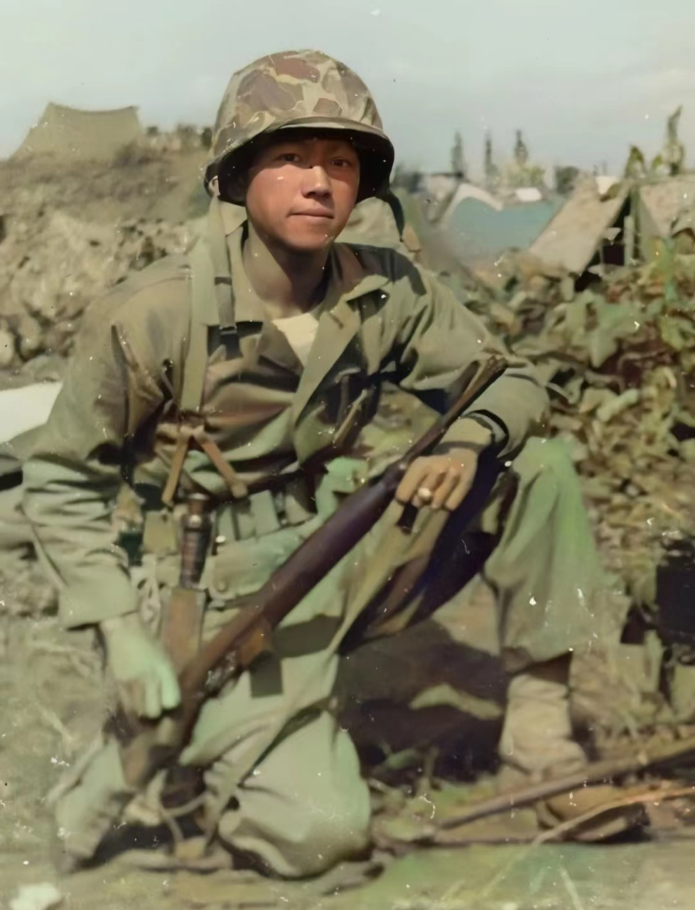 这是一名华裔美军士兵,1950年11月2日深夜,他在参加黄草岭阻击战时