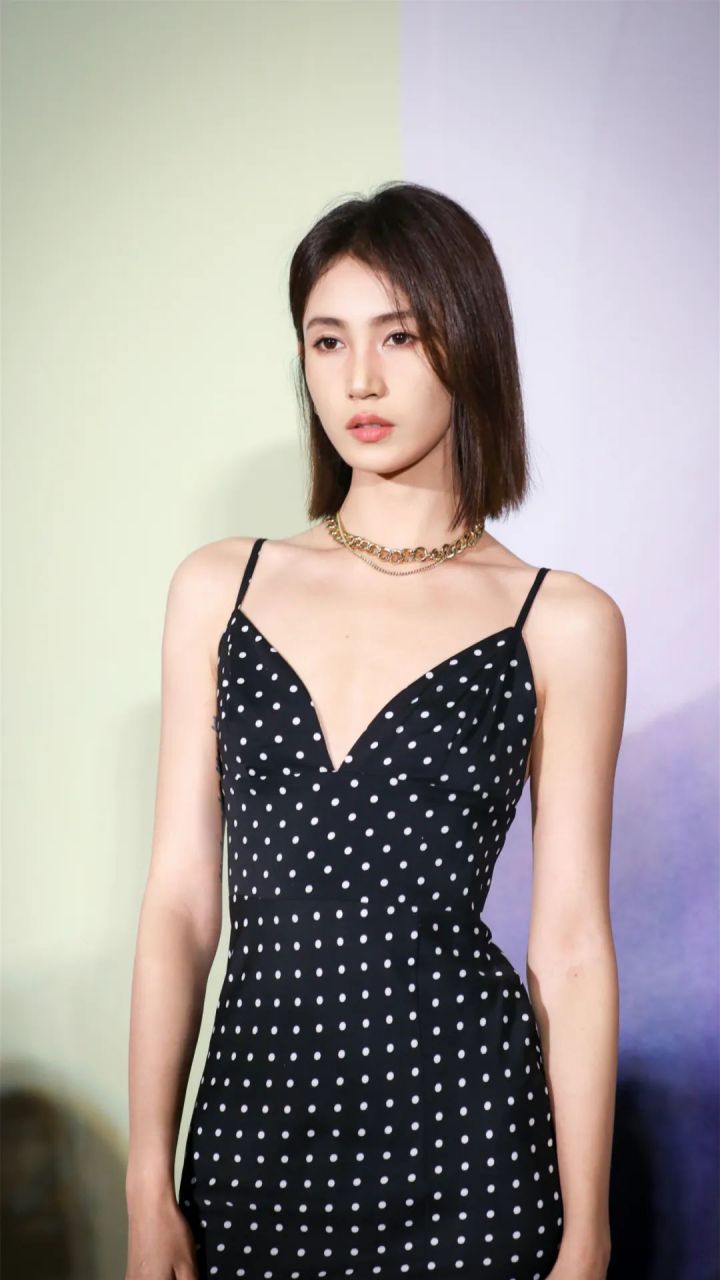 黄晓婉参加时装秀时的穿搭十分引人注目.