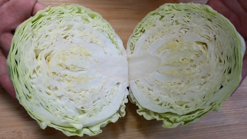 手撕包菜过油还是焯水?教你正确的做法,酸辣脆爽,开胃又下饭