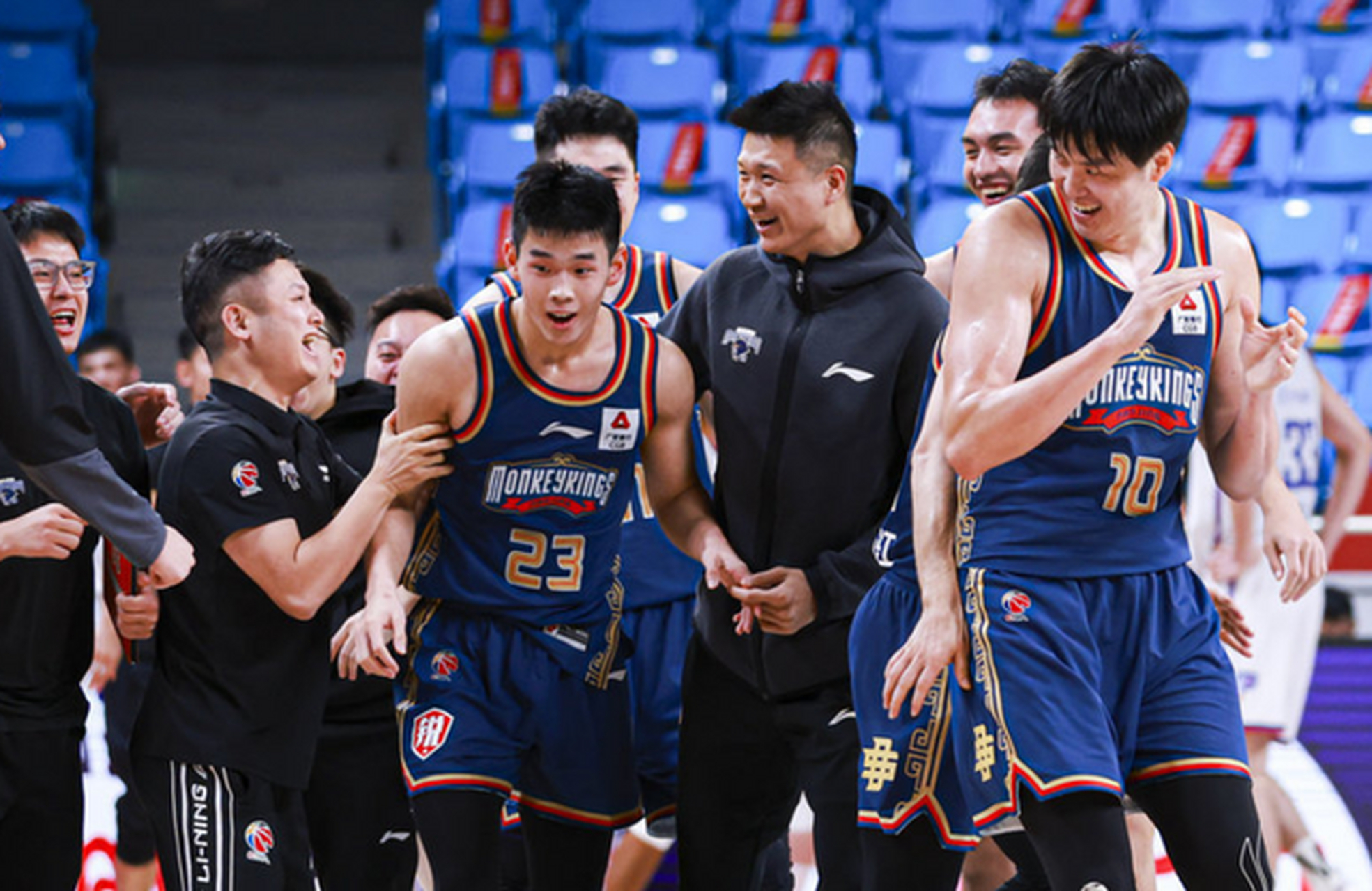 之前同曦男篮从福建男篮一口气签来了三名年轻小将,除了林葳以外