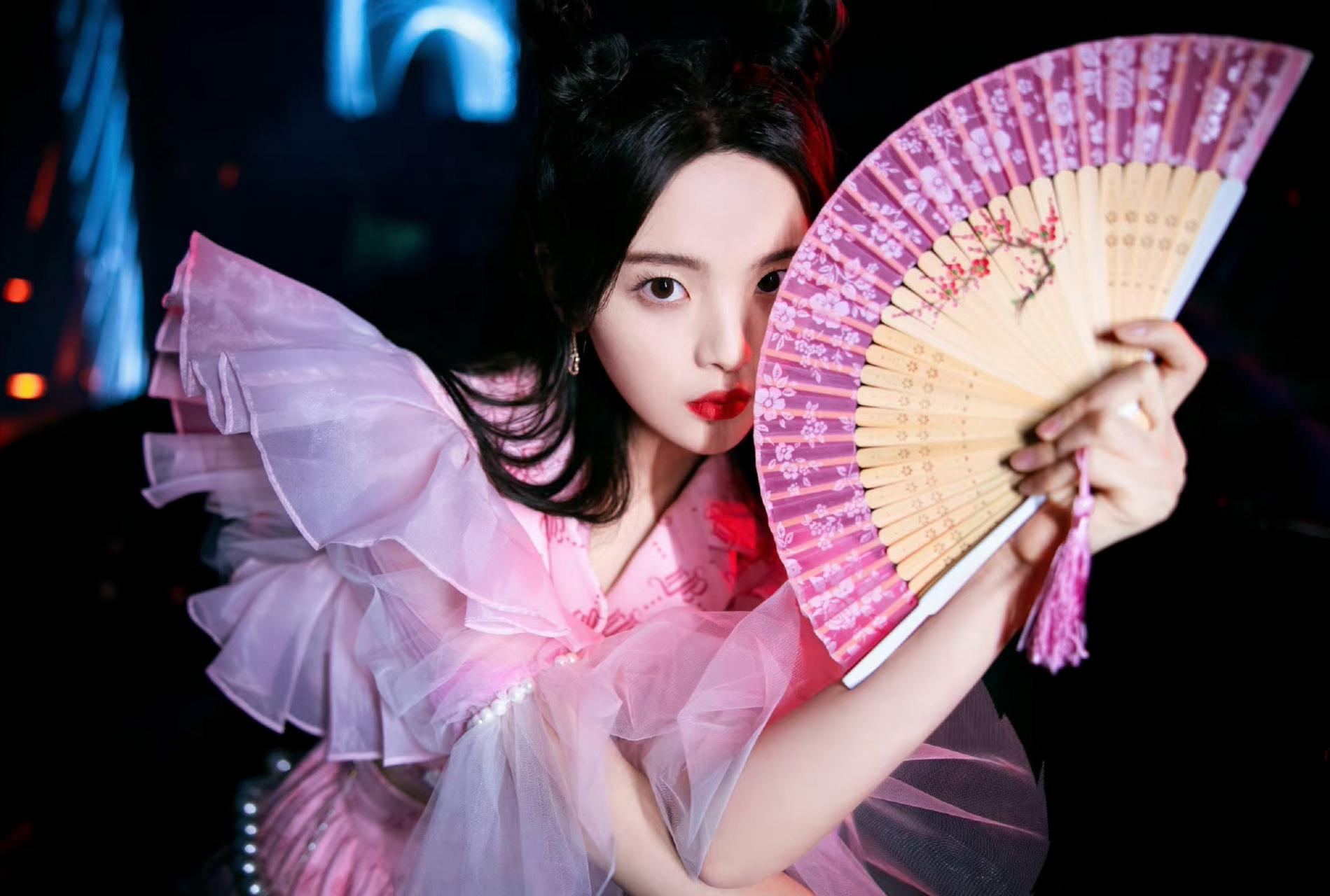 杨超越# 一袭粉色仙女裙,手执粉色竹扇,甜美清纯的容颜,明眸皓齿