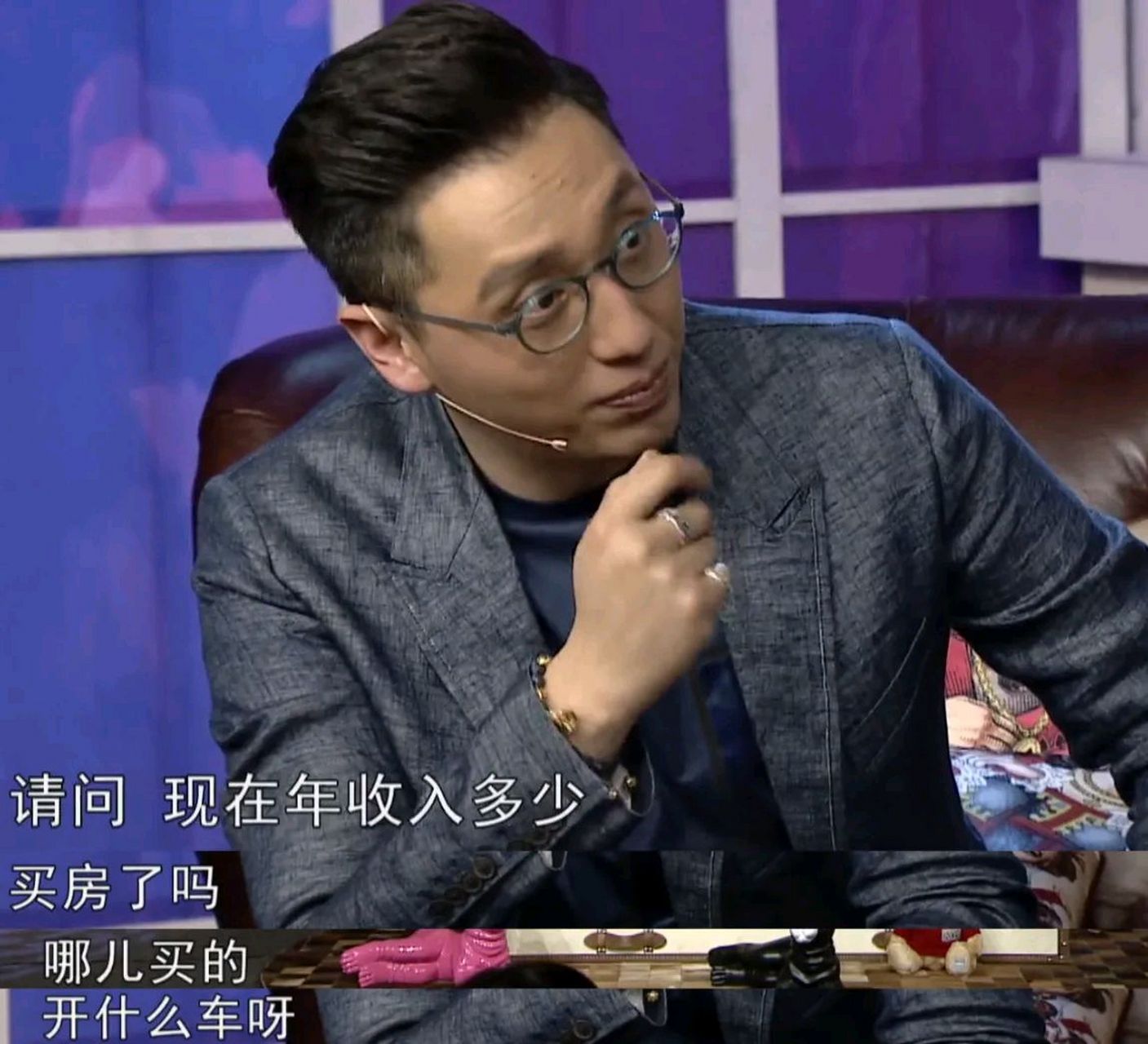 一次,主持人华少问张家辉:"听说你在香港只有一套房?我都有3套.