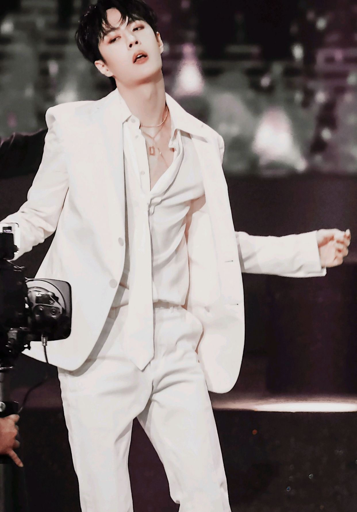 王一博舞蹈《散落的华服》魅力难挡,隔着屏幕撩人,让人疯狂心动