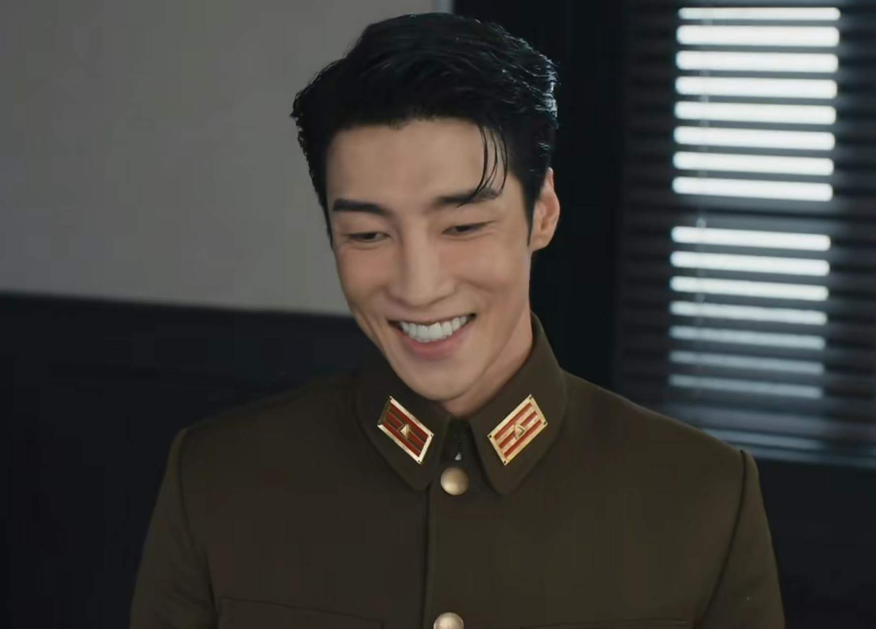 高瀚宇这妆容是在演话剧吗?  电视剧《薄冰》正在播出中.