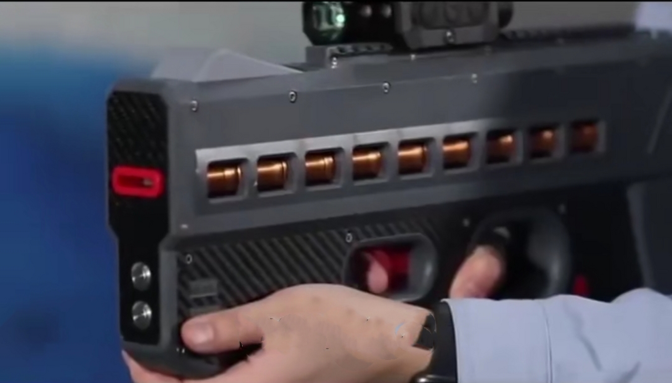 国产电磁枪,射速可达每分钟数千发,远超传统步枪每分钟几百发的射速