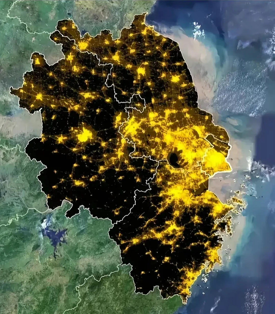 苏南浙北灯光都亮成了一片,苏北则哪些是城市,哪些是县城似乎也能看