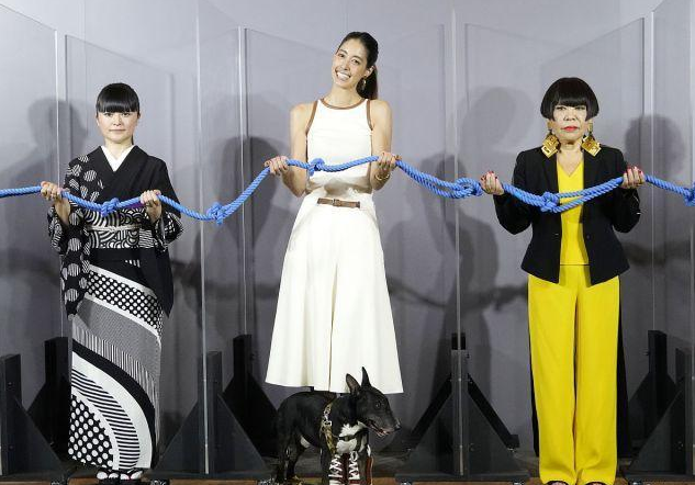 日本超模森泉身穿白色连衣裙,清纯可人鬼马调皮捣蛋,非常可爱