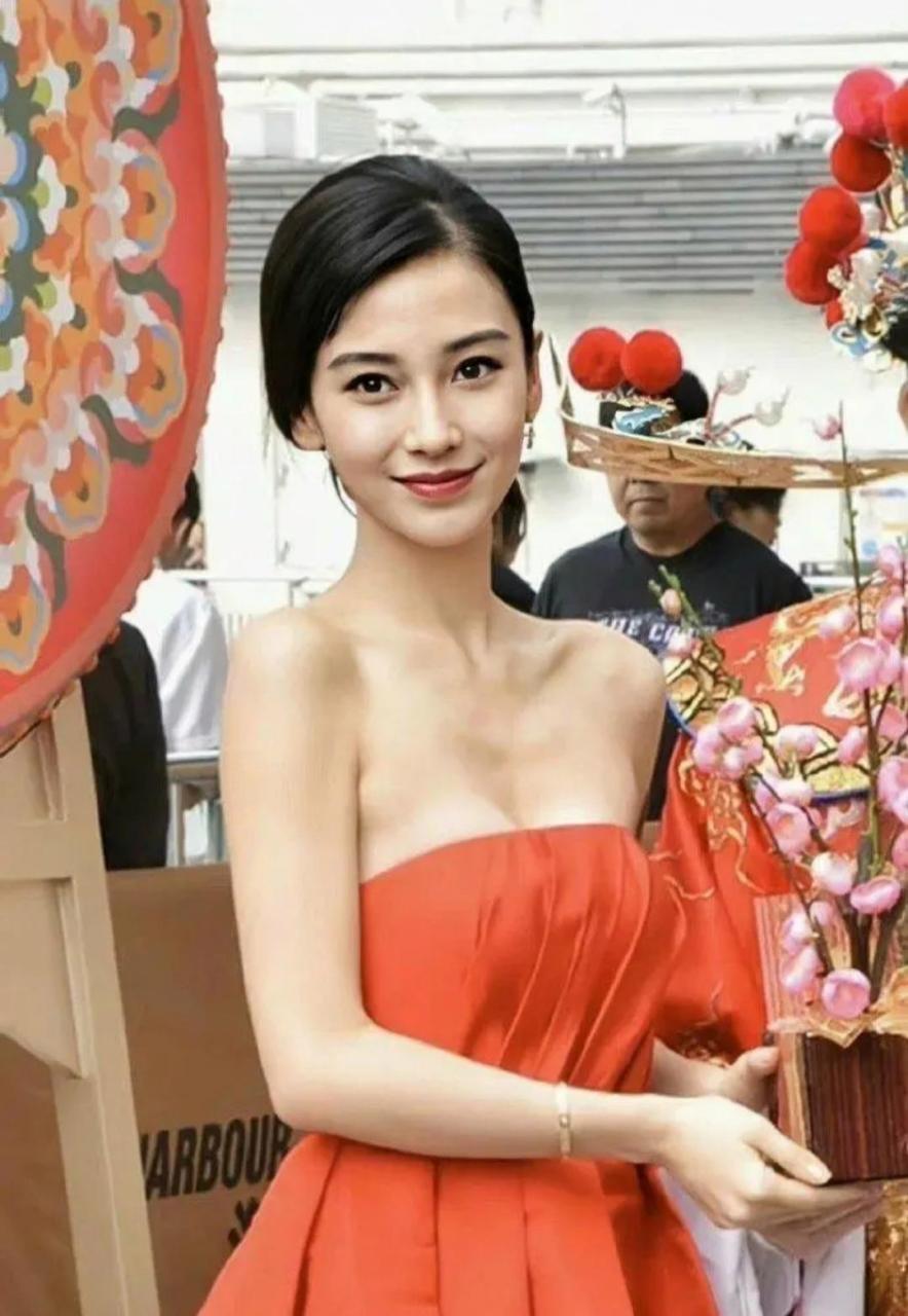 杨颖一袭红色抹胸裙,完美展现骨感美与性感美,状态很是不错.