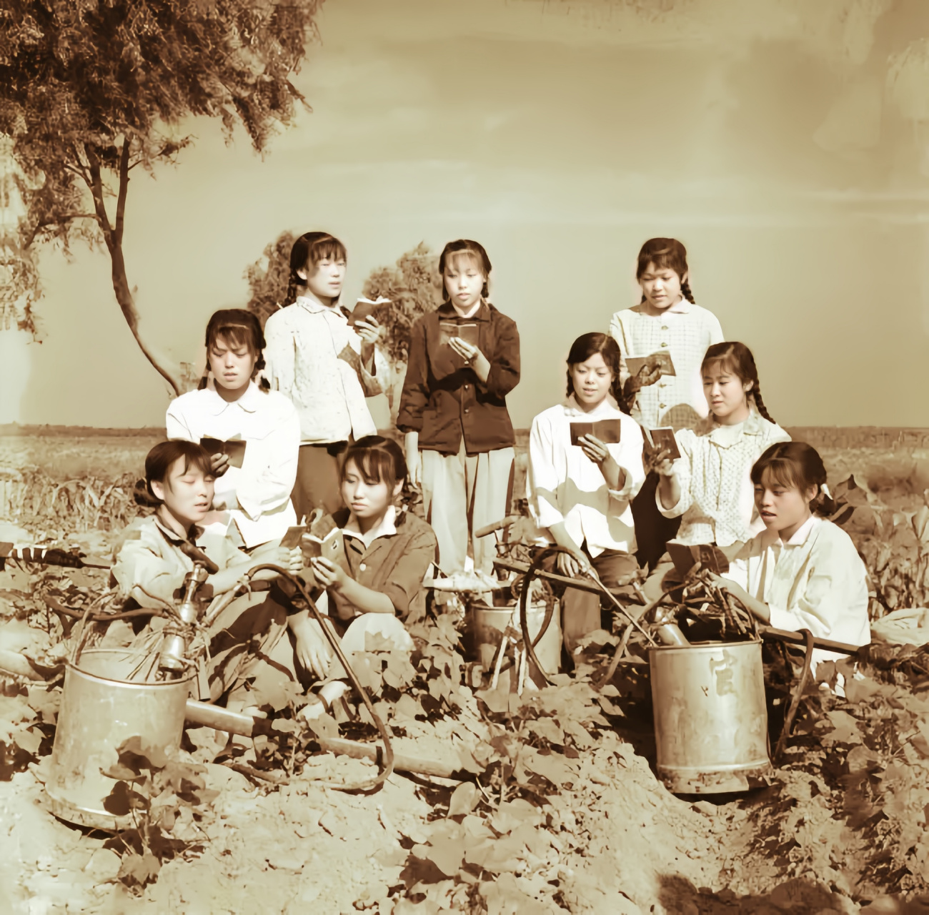 分享几张70年代的老照片.那时候"小红本"人人必读.上大学要推荐.