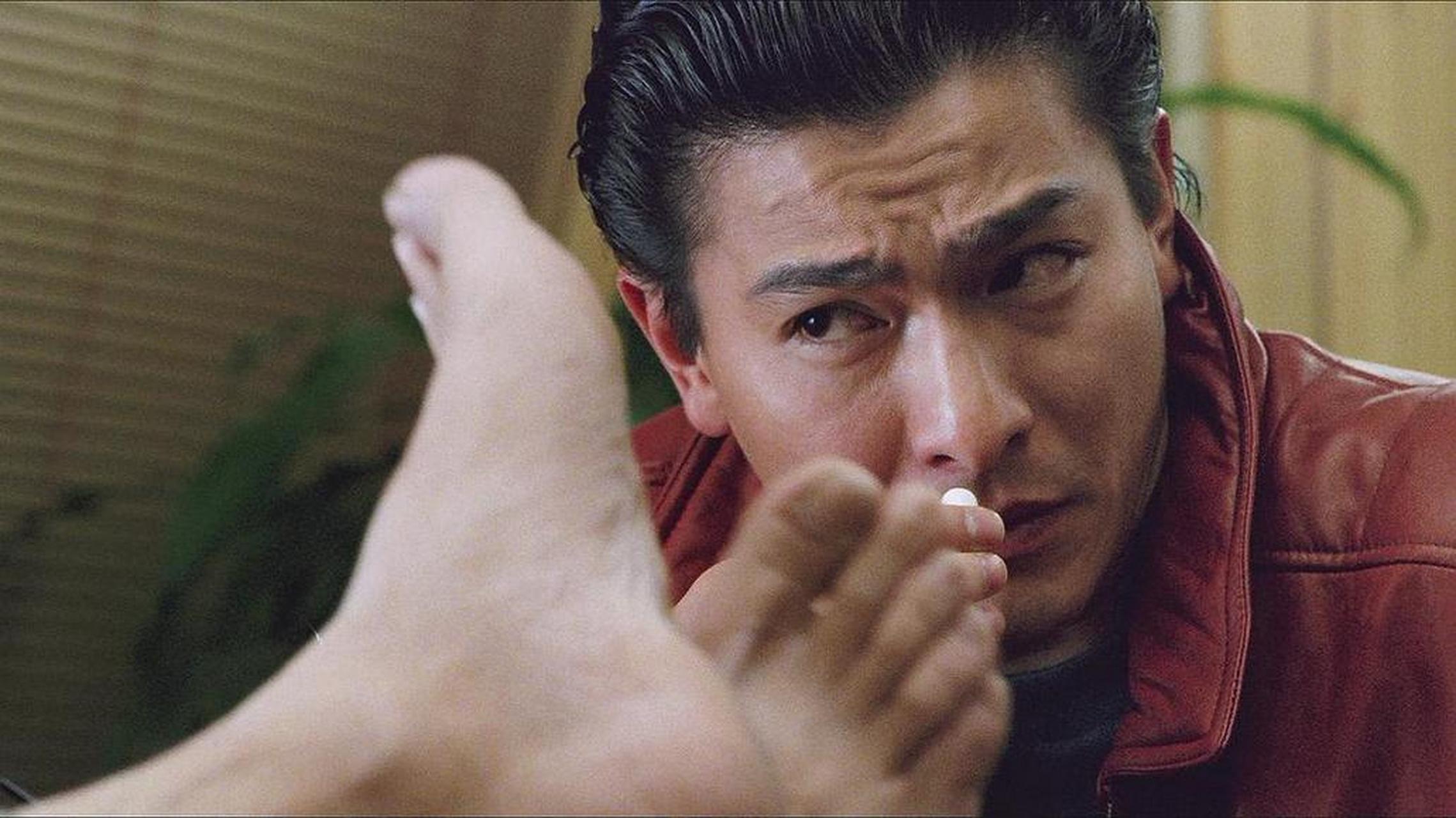 《赌神》有由周润发,刘德华主演,故事讲述了一位世界闻名的赌神高进