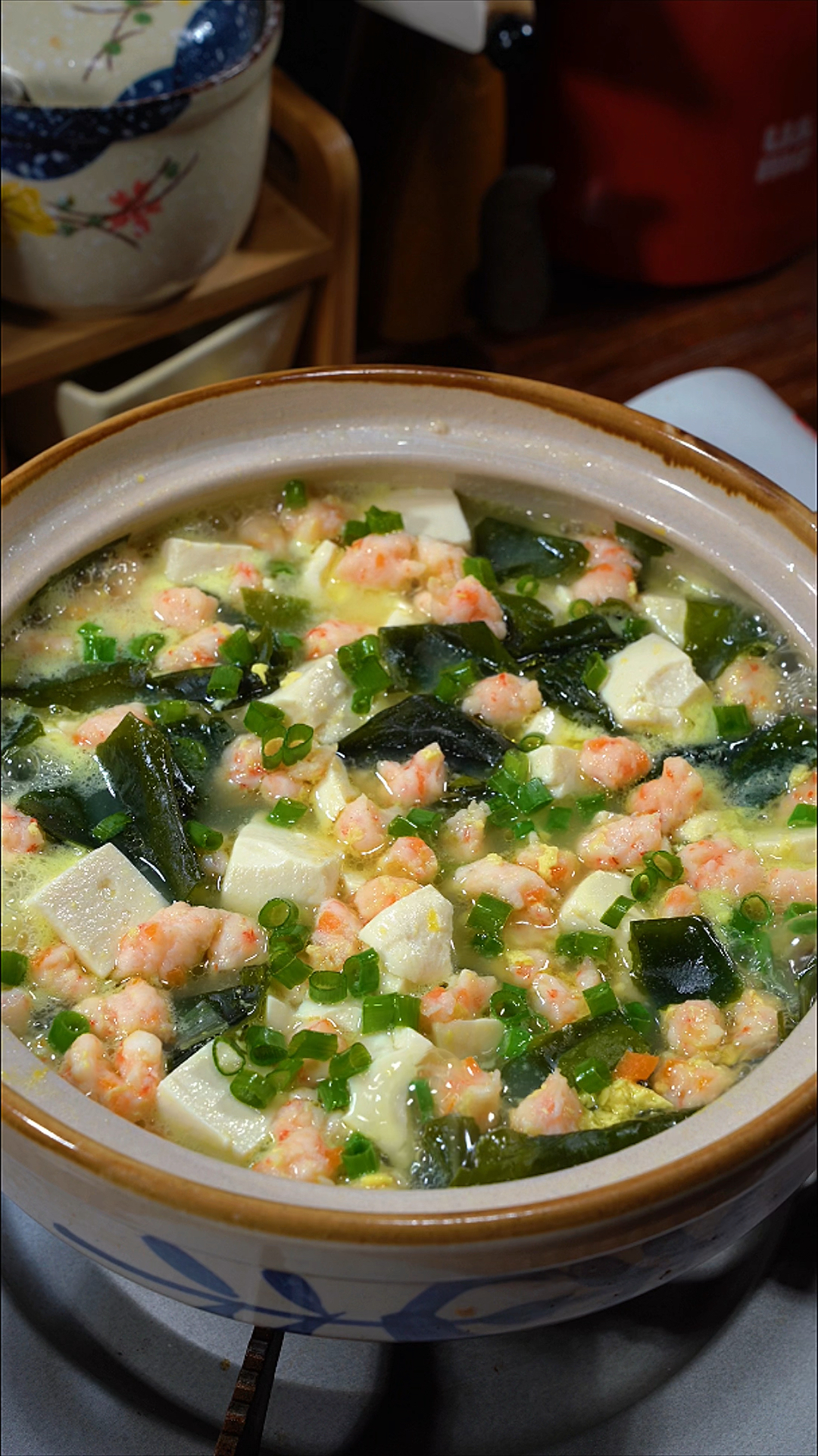 天冷了一定要给家人做这道虾滑豆腐海带汤,做法简单,鲜香美味又下饭