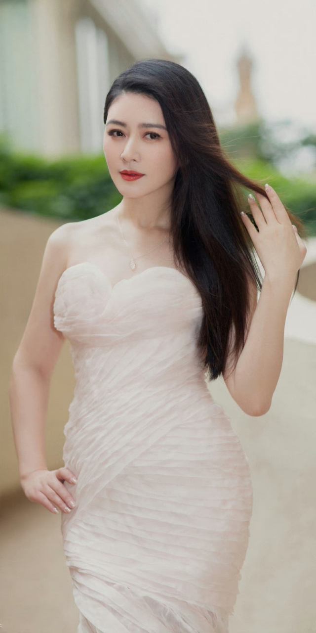 田海蓉# 一袭白色抹胸开叉裙,雪肤玉貌,曼妙身姿,丰腴傲人的事业线