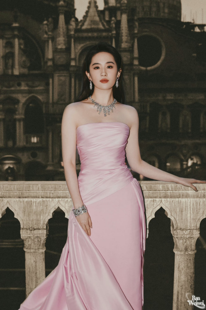 刘亦菲,粉色抹胸裙太有气质了#刘亦菲# #明星生图大赏# #明星