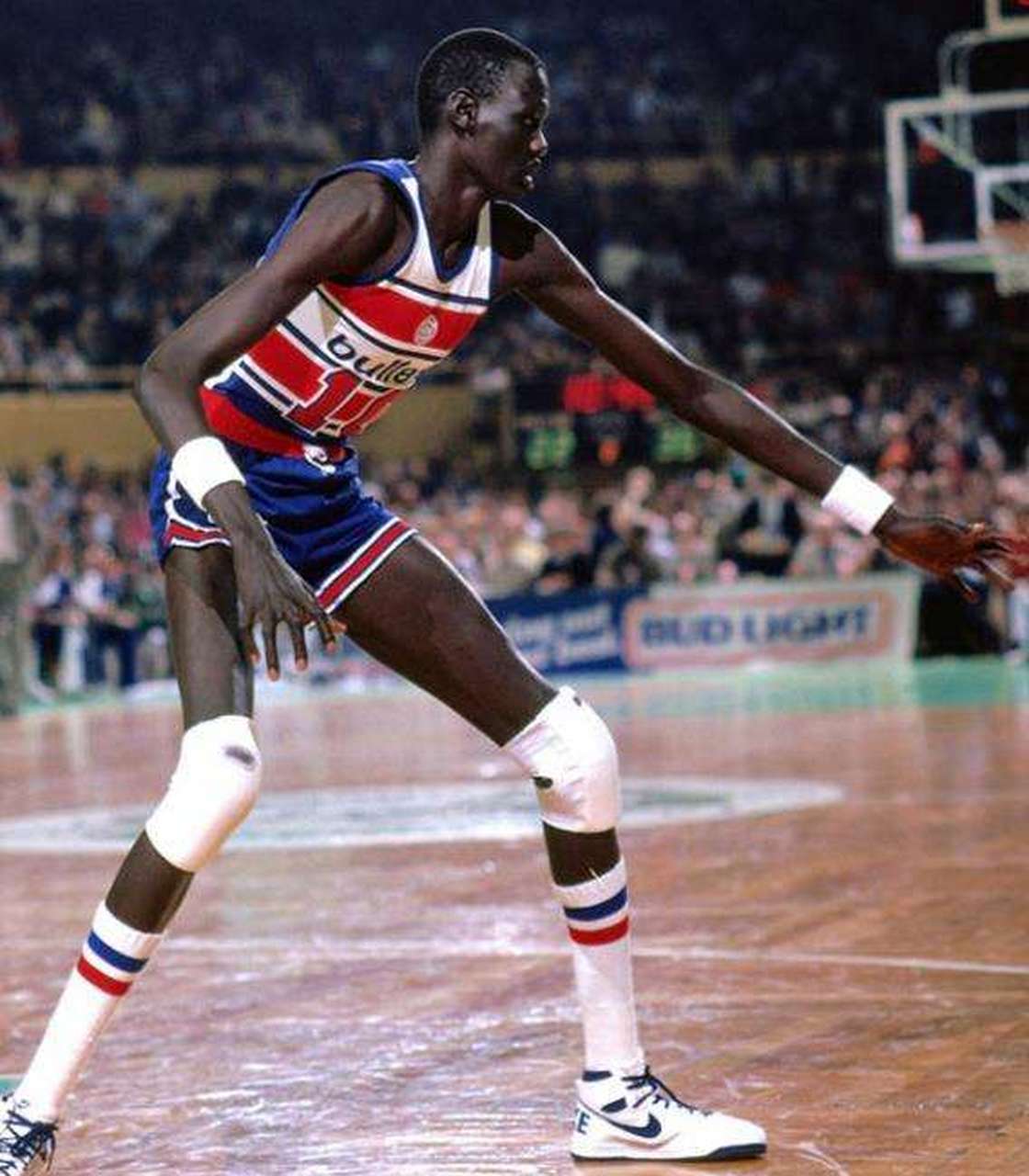 马努特·波尔(manute bol),是nba历史上最高的球员,身高2.31米.