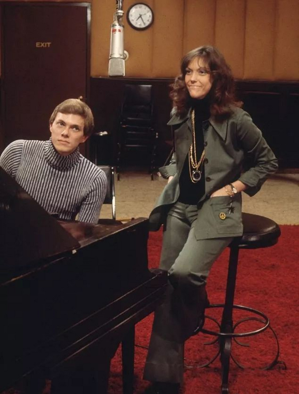 卡伦·卡朋特和她的哥哥理查德·卡朋特一起创建了著名的卡朋特乐队.