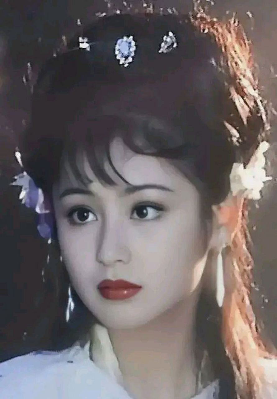 她面若桃花,眼泛秋波,一举手一投足,灵动迷人.