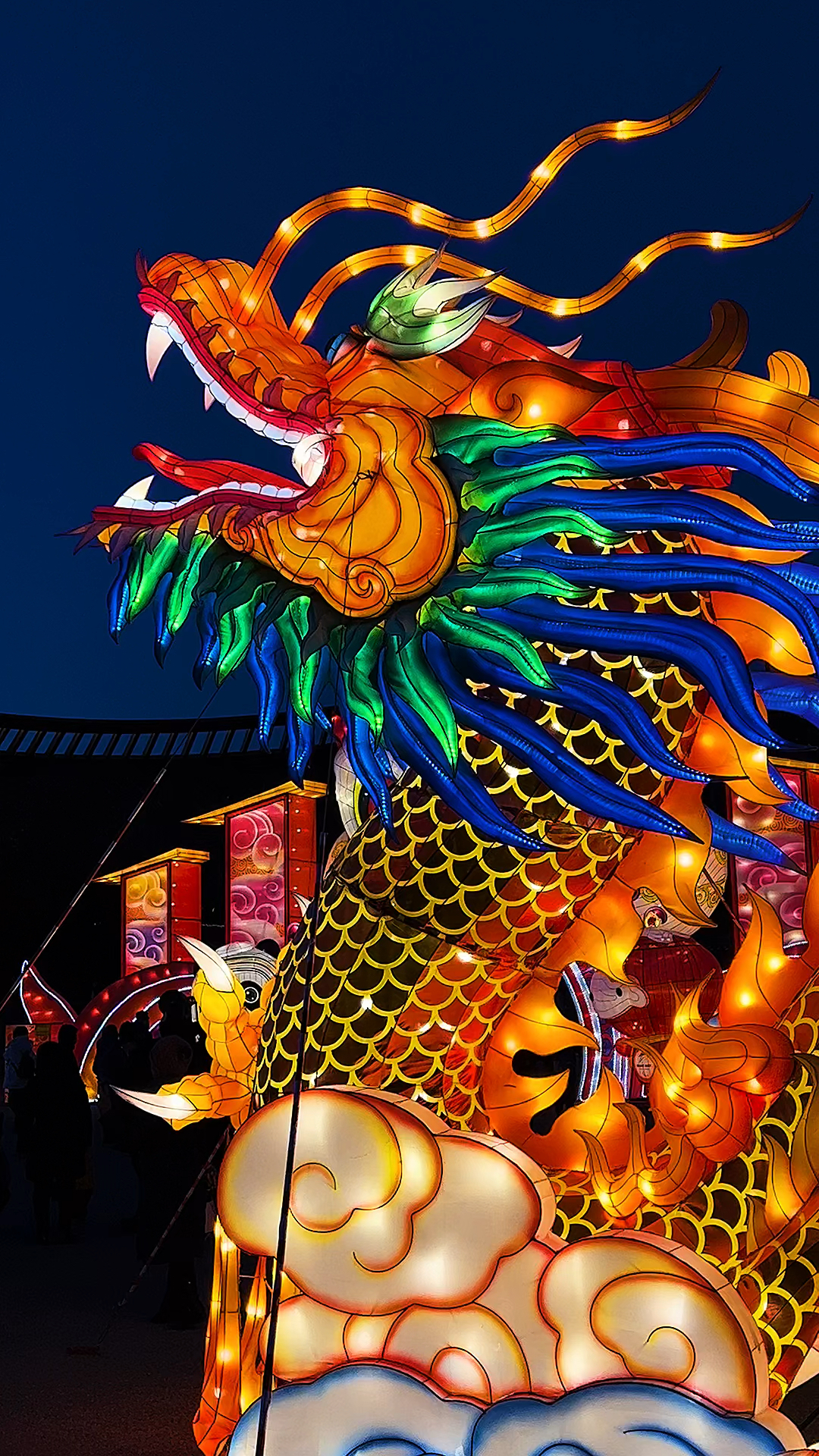 北京龙形花灯,色彩斑斓脚踏祥云,太漂亮了!