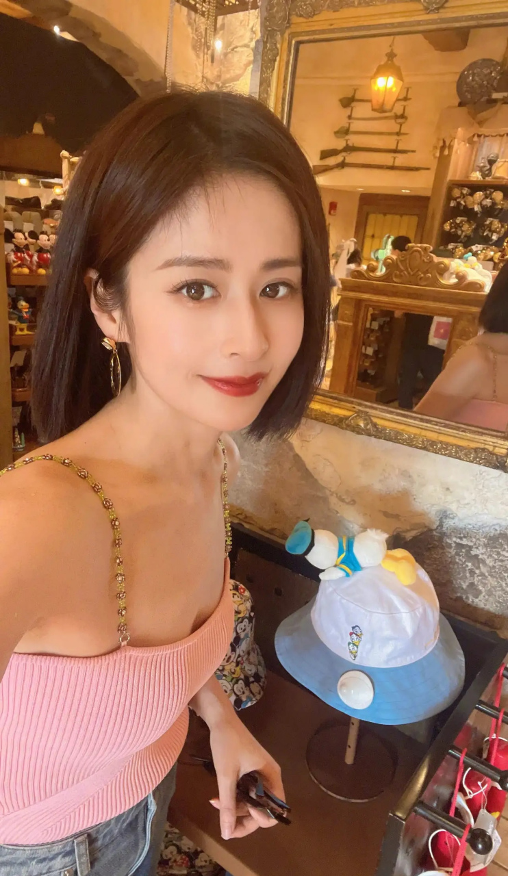 颖儿留着齐肩短发,利落又干练;比长发时还要好看,更有辨识度.