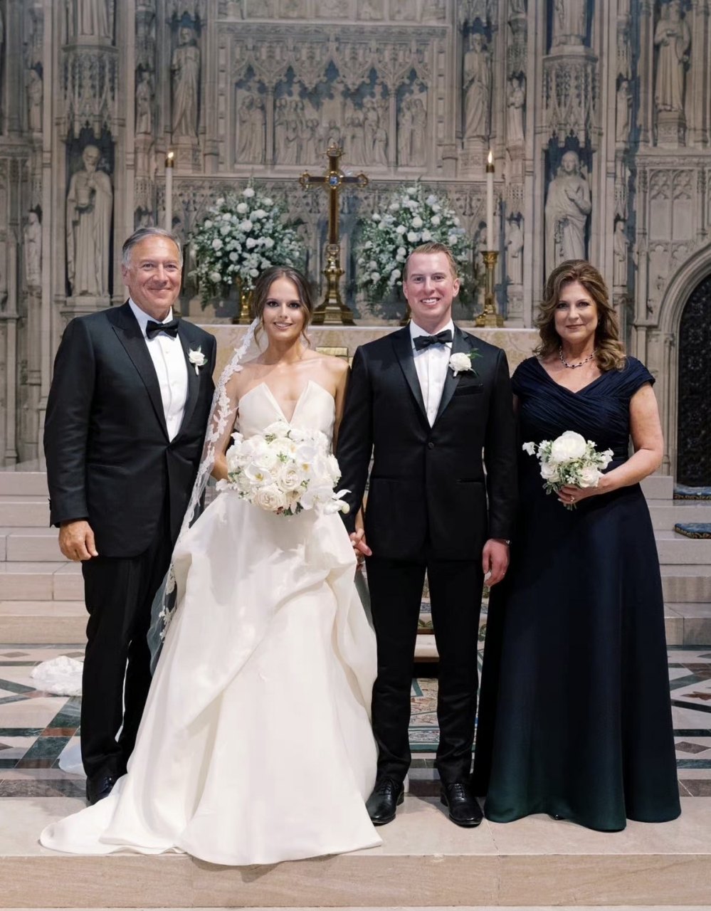 "人类公敌"蓬佩奥的儿子结婚了