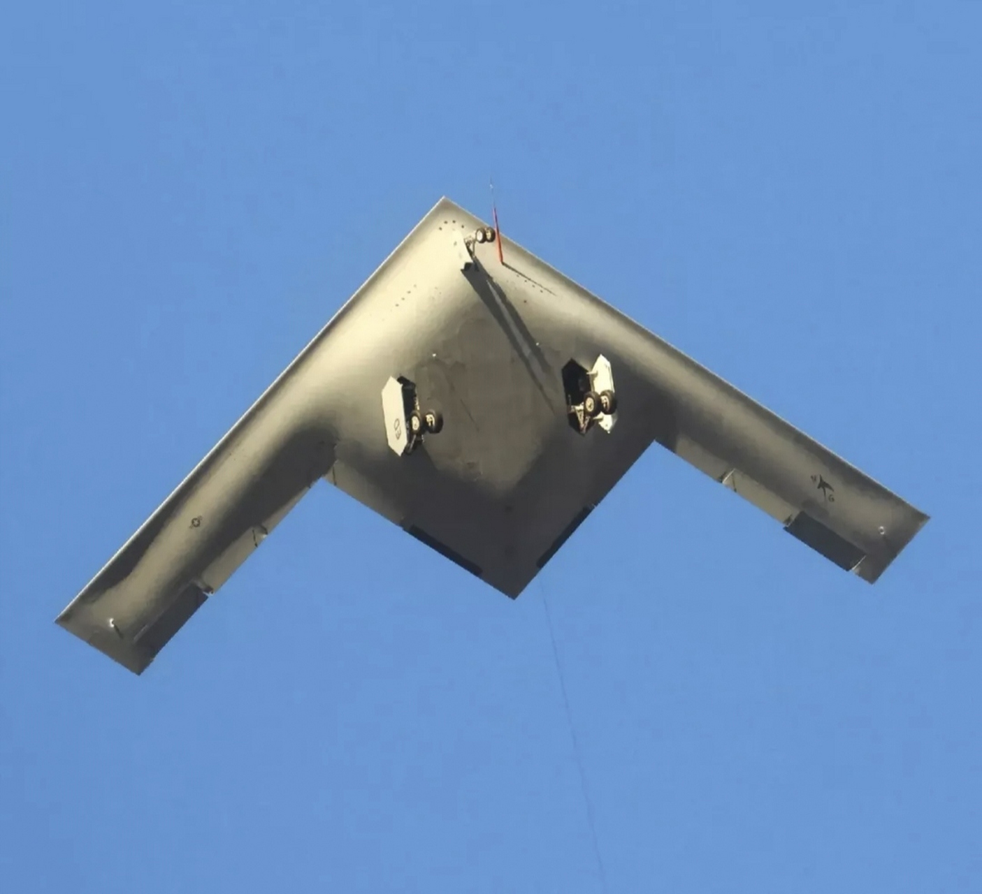 b21是一款由美国研发的先进隐身轰炸机,具有高度的机动性和隐身性能.