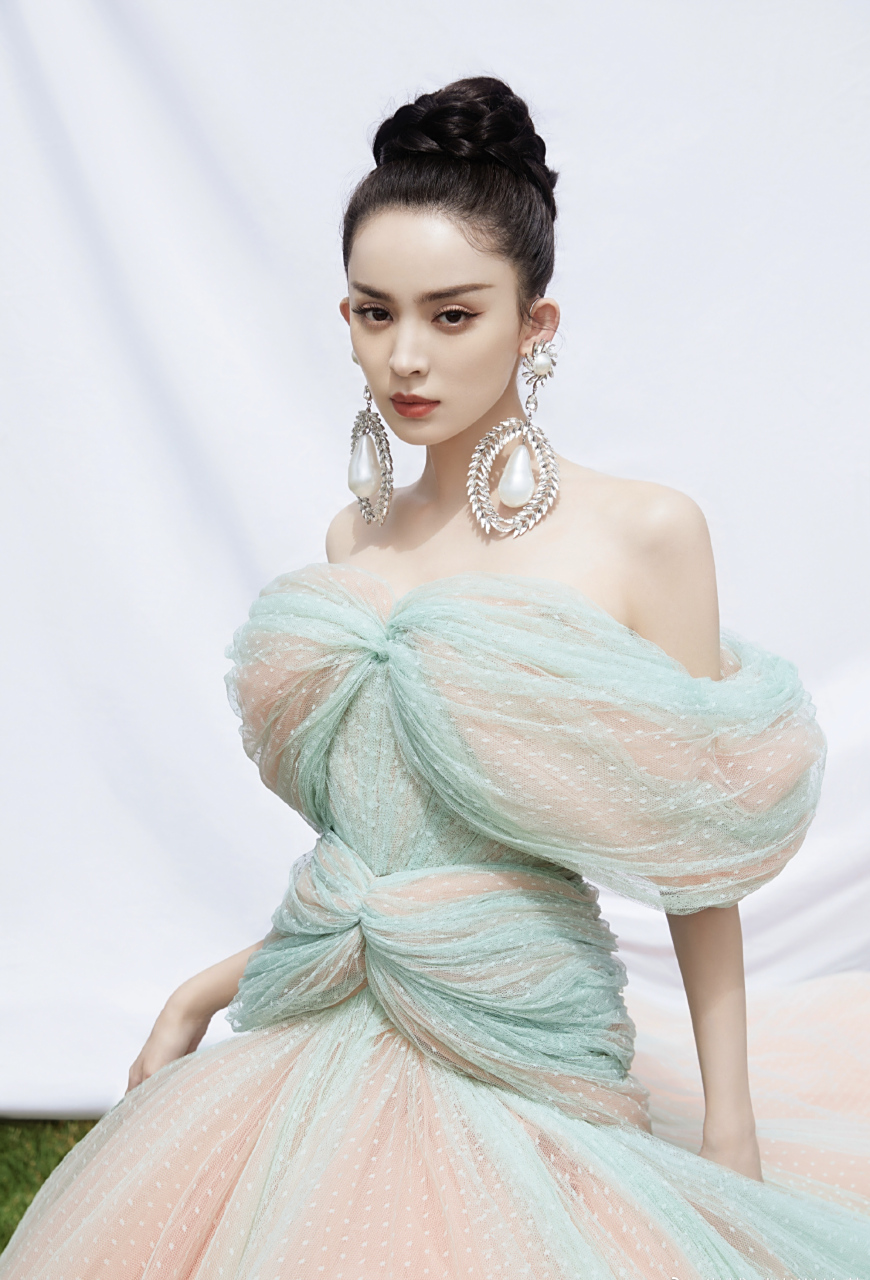 古力娜扎礼服美照,这角度,太美了[给力]