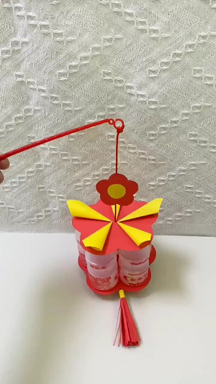 喝完的酸奶瓶不要扔,和孩子来做漂亮的春节灯笼小手工