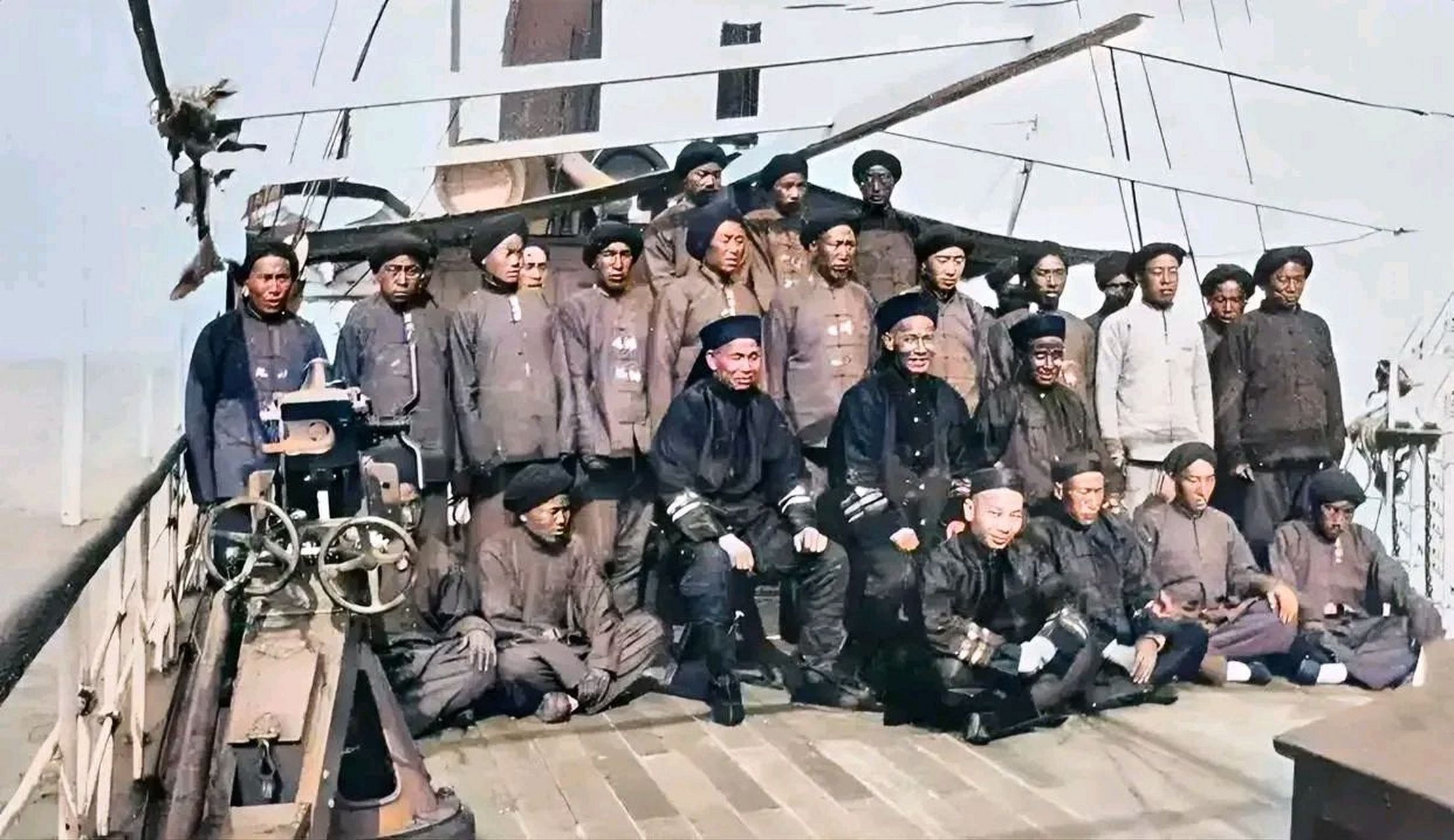 北洋舰队里的士兵与军官,虽然,武器进行了近代化,但是思想,管理方式和