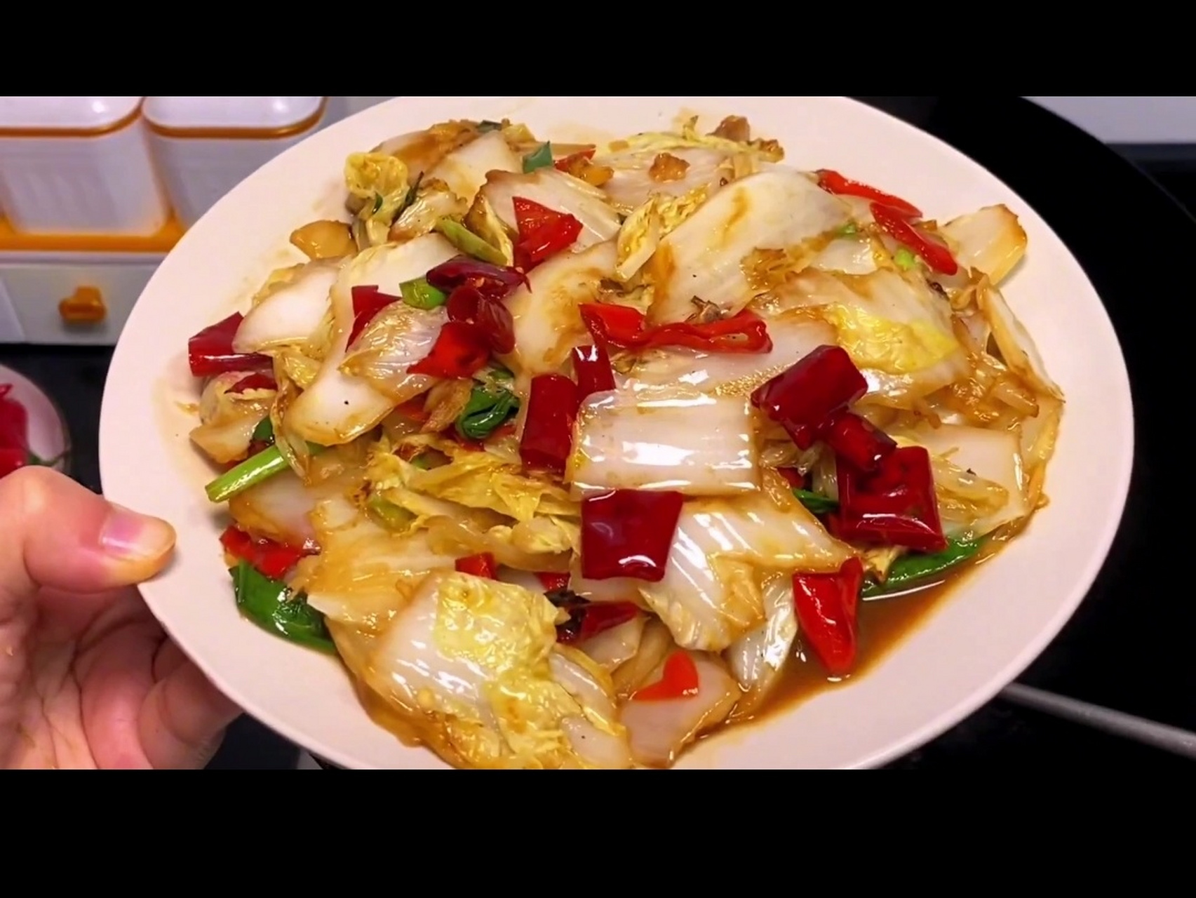 今天分享一道我特别喜欢的家常菜.辣炒白菜,好吃又下饭.