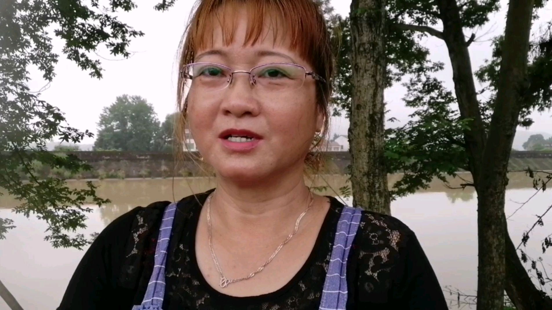 早上起来看到一个小公鸡眼睛有点肿,赶紧给它喂药